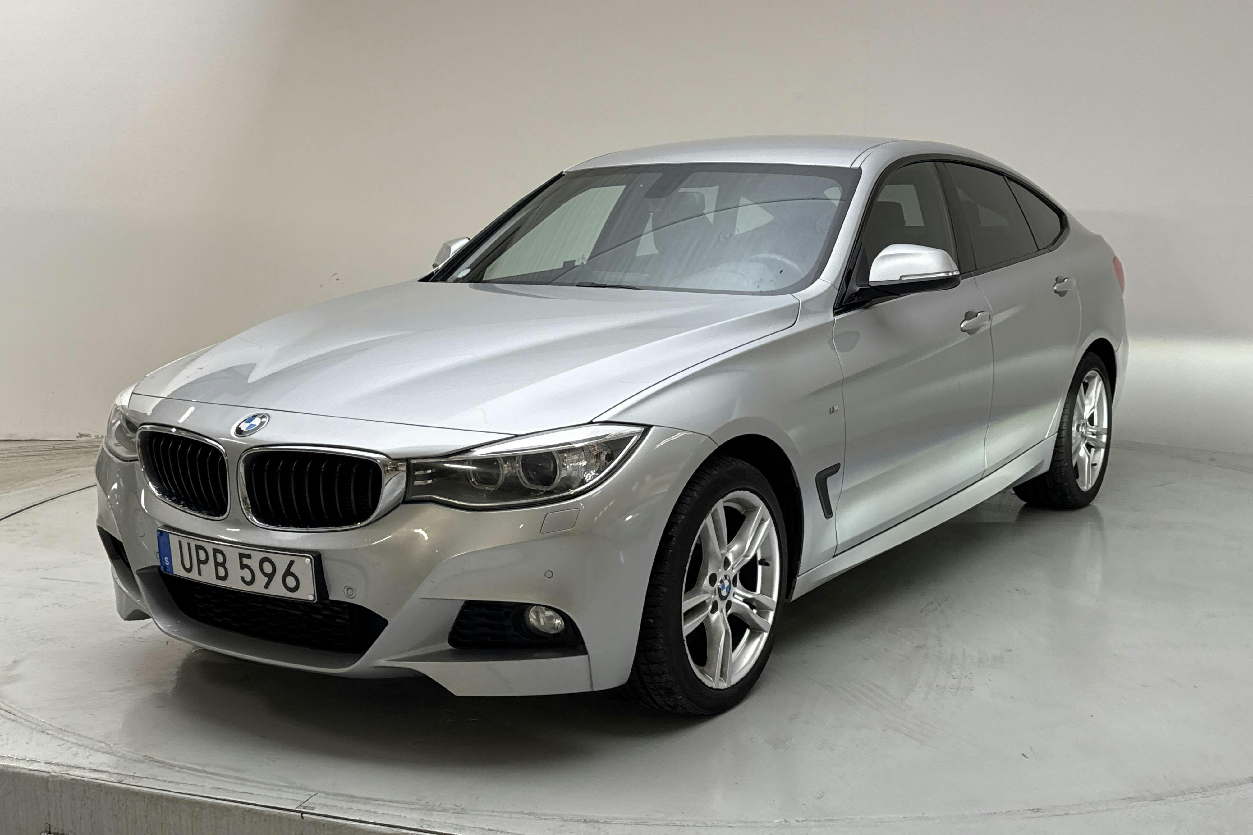 Presentationsfoto 1 av 15: BMW 330d GT xDrive, F34 (258hk) - 15 003 mil - Automat - silver - 2015