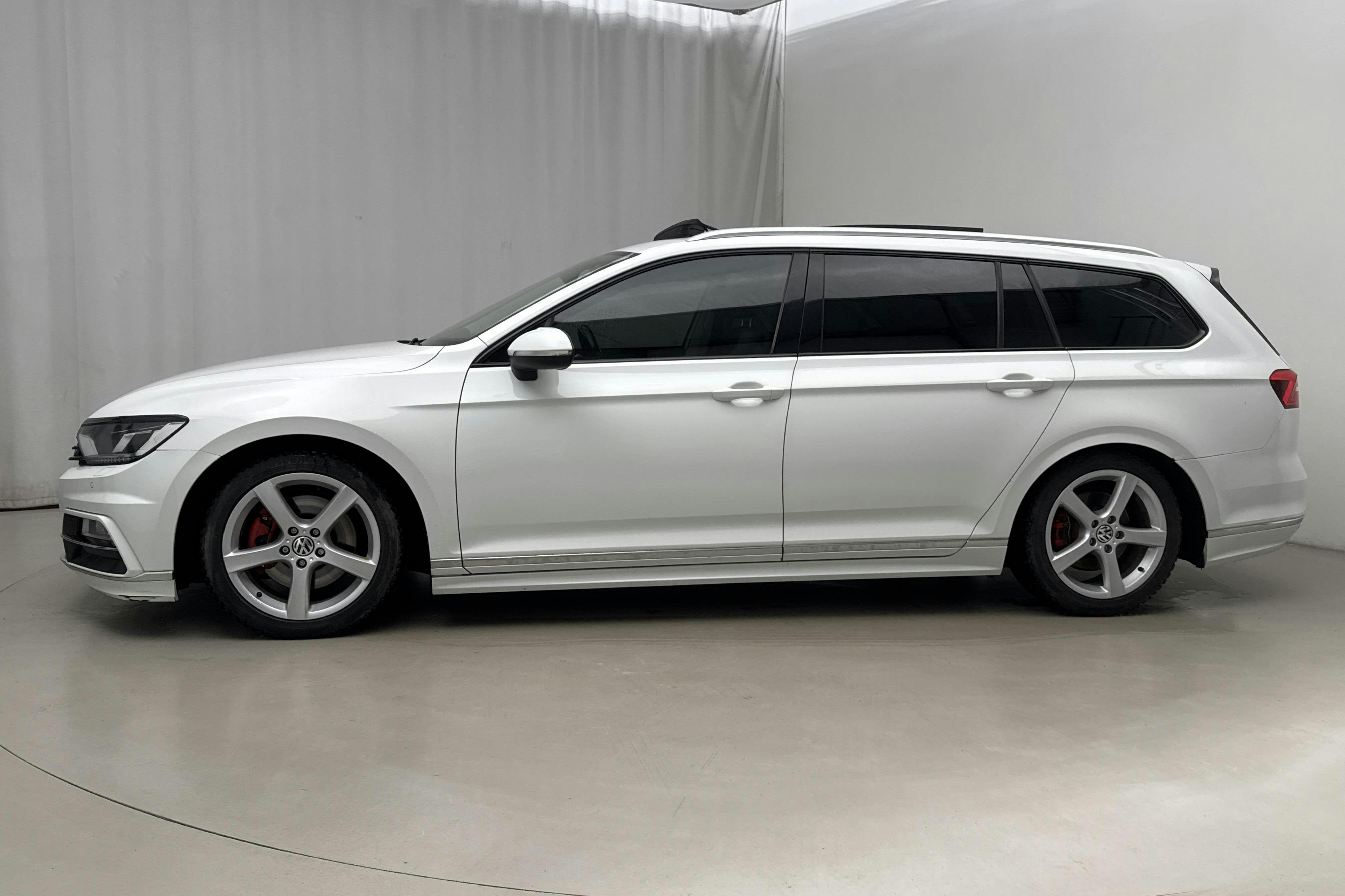 Presentation photo 2 of 22: VW Passat 2.0 TDI Sportscombi (190hk) - 272 960 km - Automatic - white - 2017