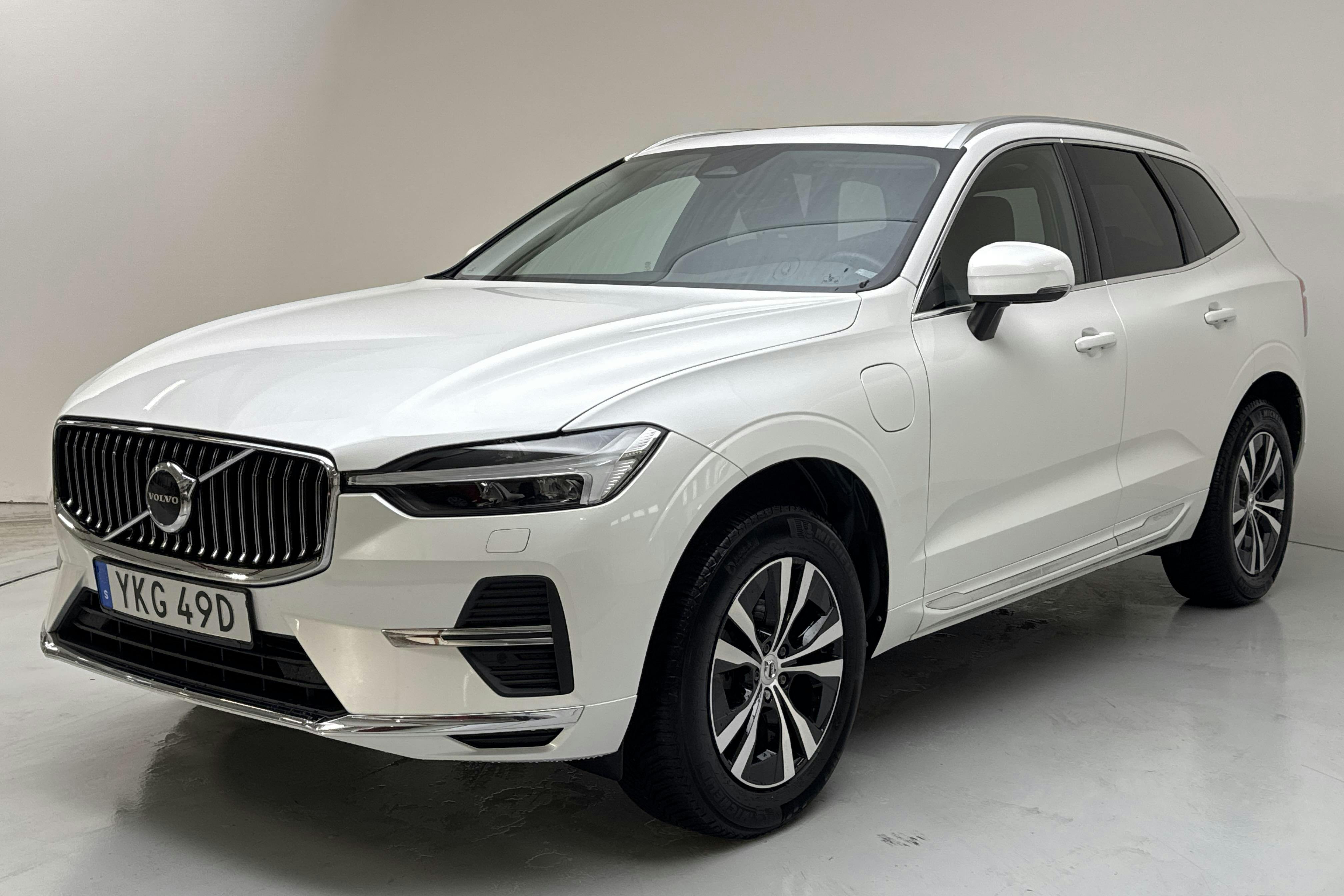 Volvo XC60 T6 AWD Recharge (350hk) - 96 890 km - Automatyczna - biały - 2023