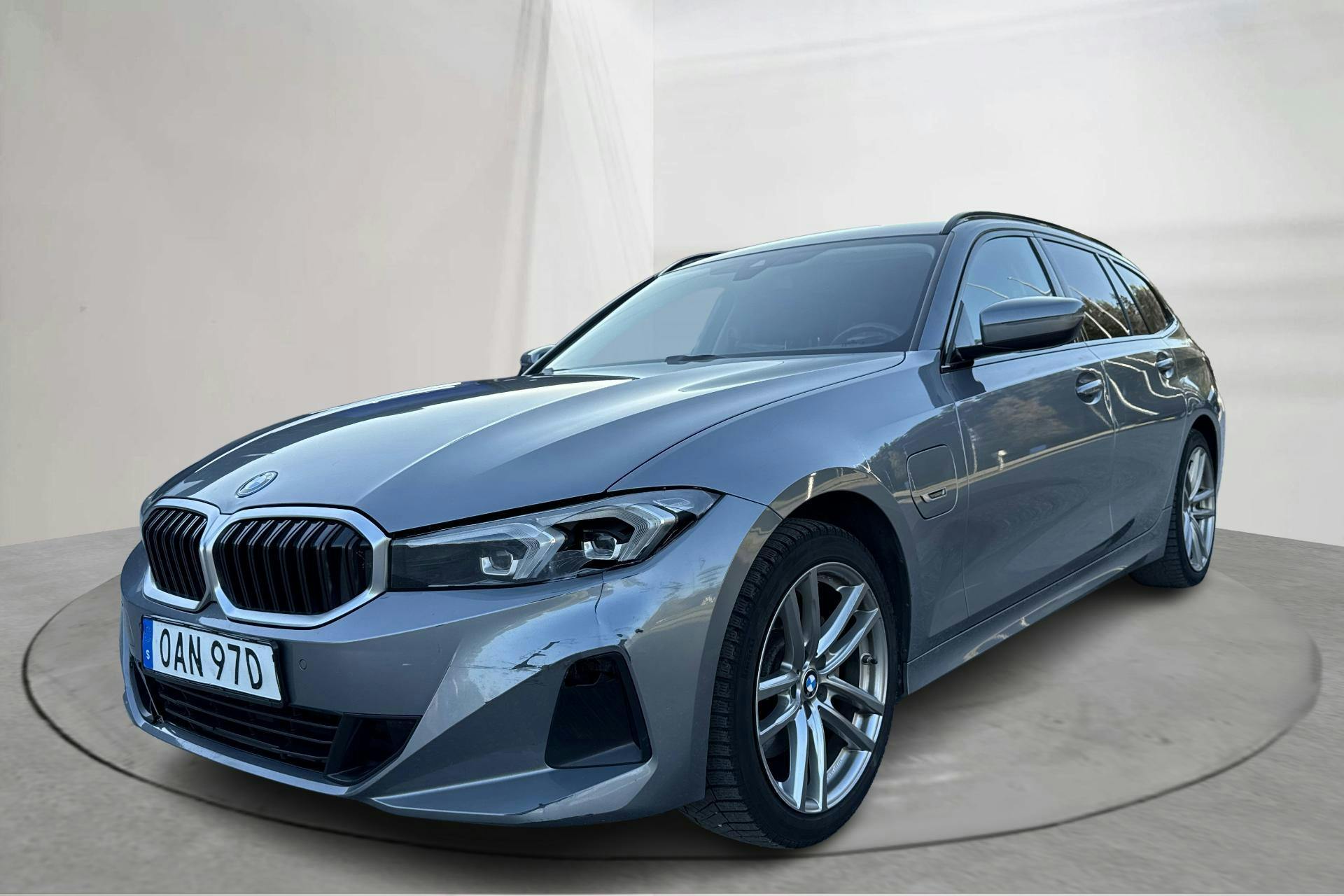 Presentationsfoto 1 av 16: BMW 330e Touring LCI, G21 (292hk) - 10 990 mil - Automat - grå - 2023