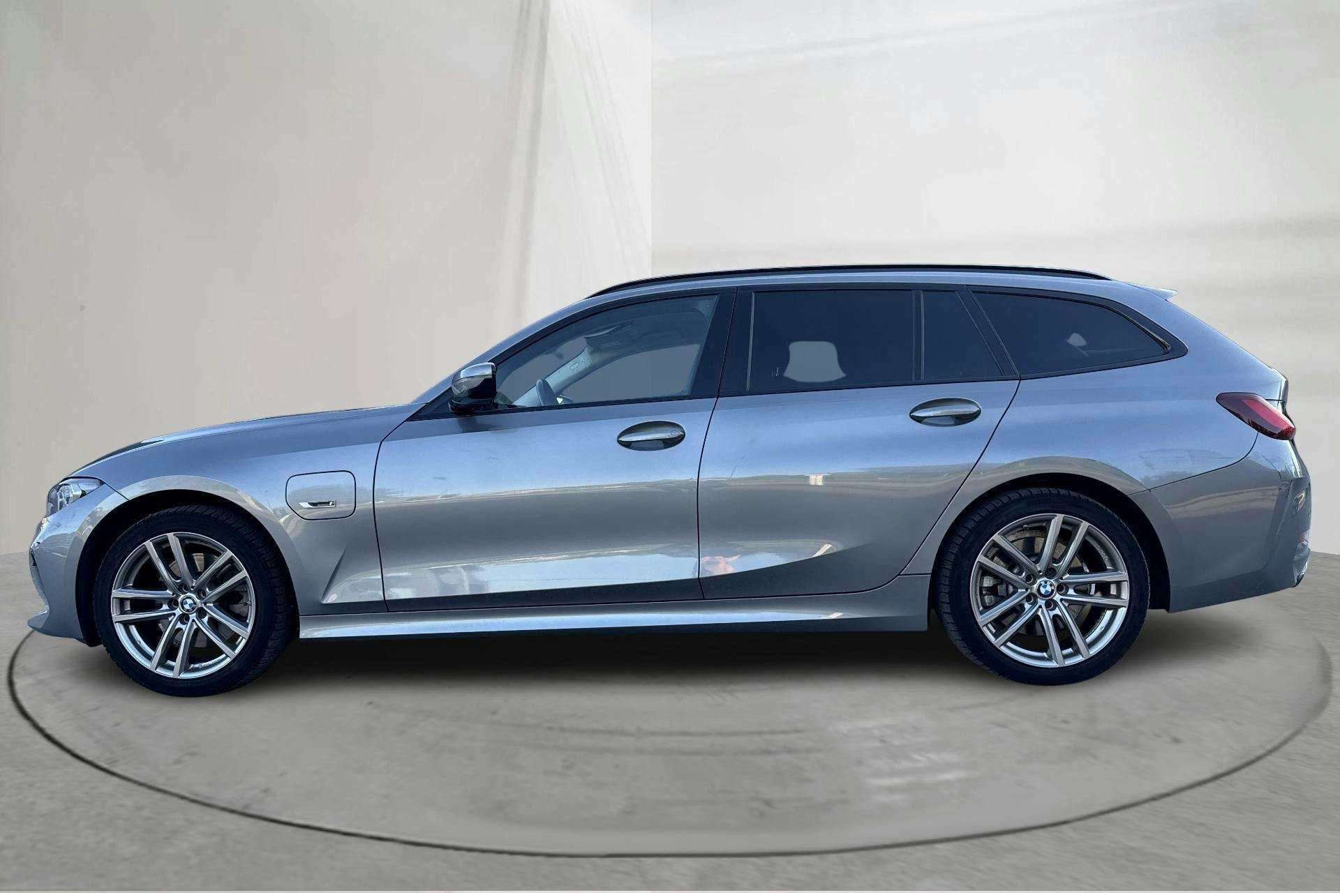 Presentationsfoto 2 av 16: BMW 330e Touring LCI, G21 (292hk) - 10 990 mil - Automat - grå - 2023