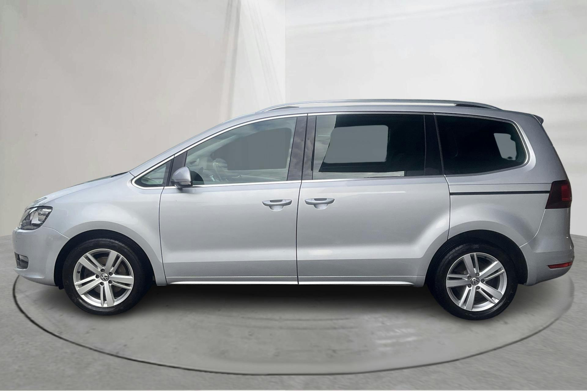 Presentationsfoto 2 av 16: VW Sharan 1.4 TSI (150hk) - 4 060 mil - Automat - silver - 2021