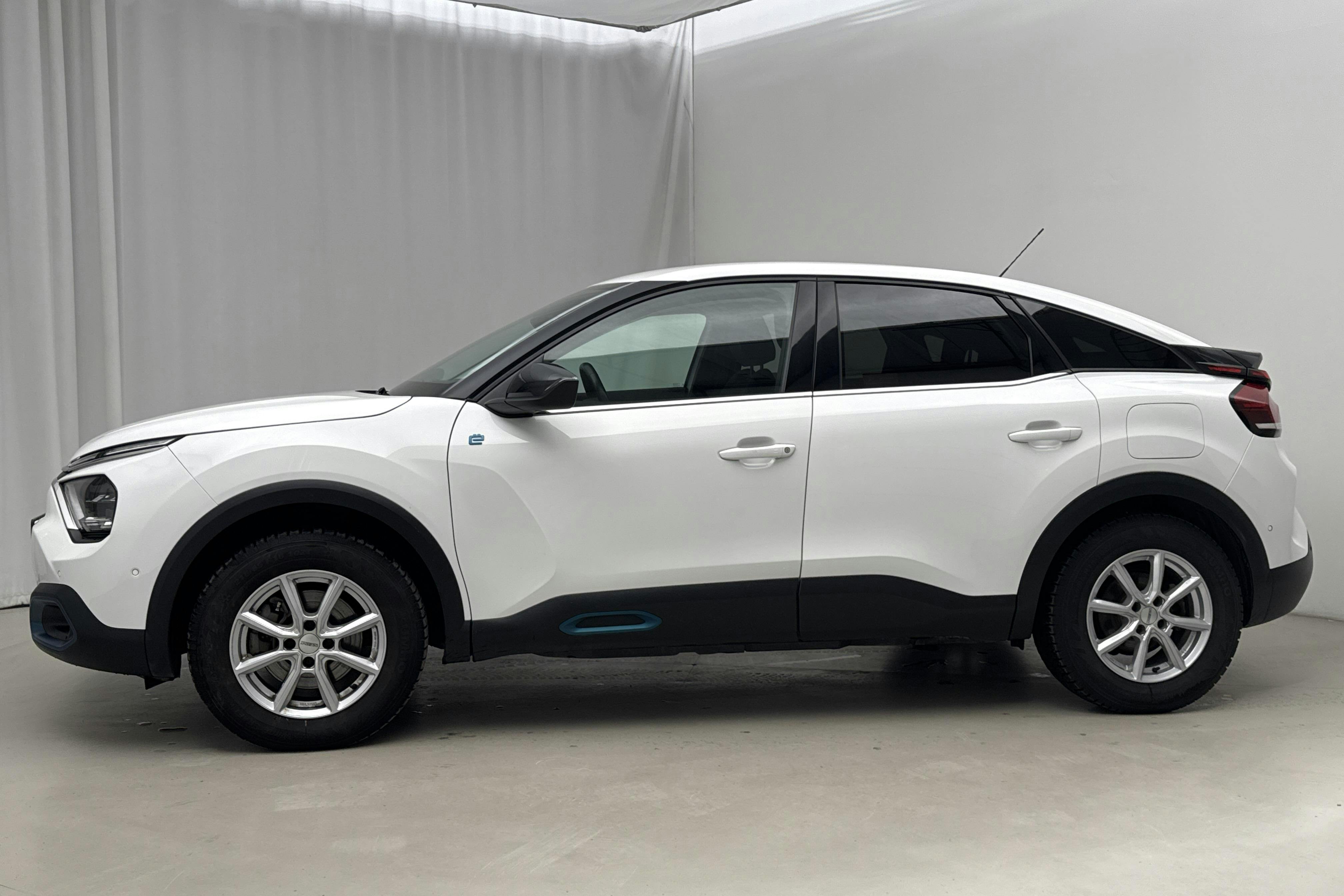 Presentationsfoto 2 av 17: Citroën e-C4 50kWh (136hk) - 8 619 mil - Automat - vit - 2022