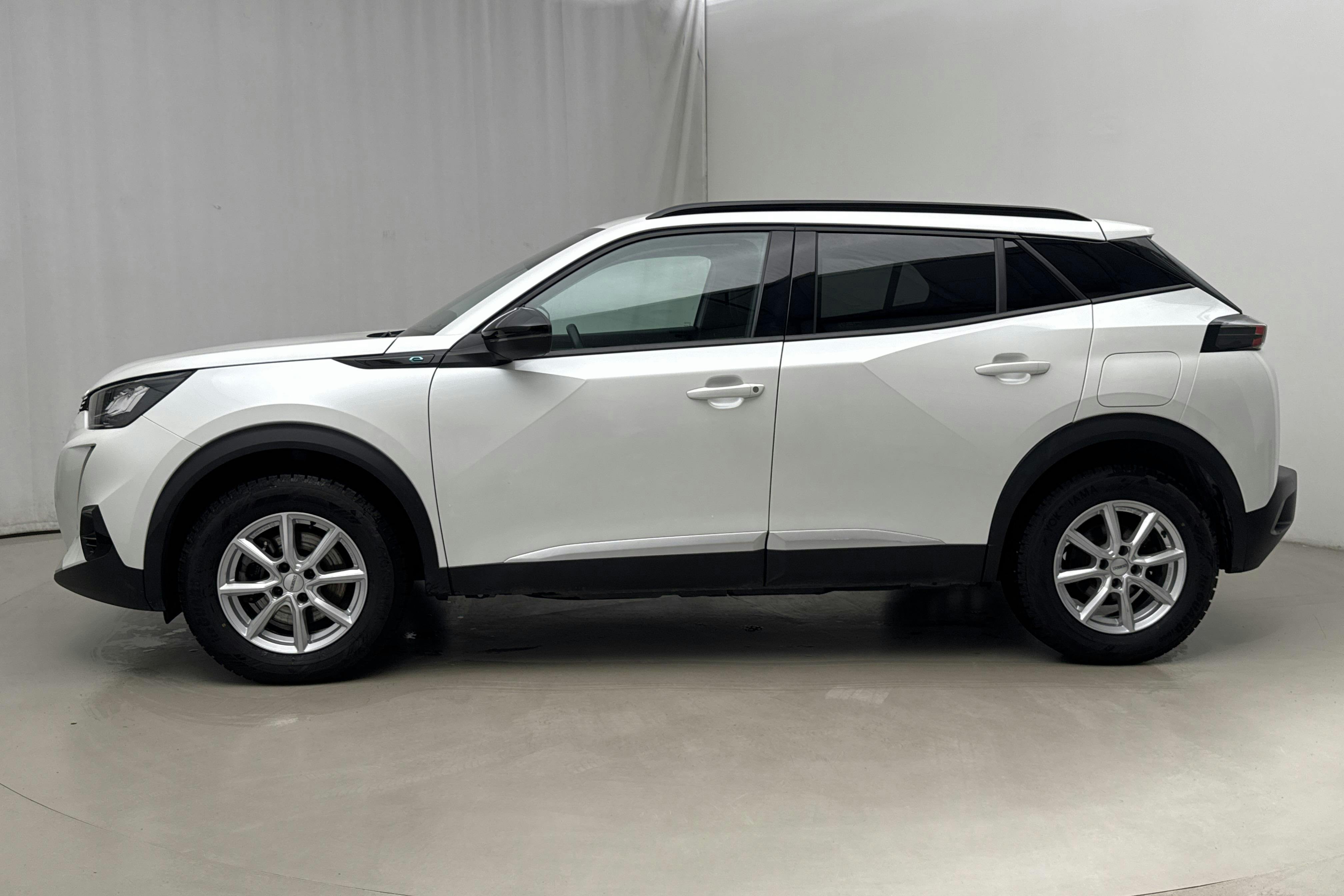 Presentationsfoto 2 av 22: Peugeot e-2008 50kWh (136hk) - 5 776 mil - Automat - vit - 2022