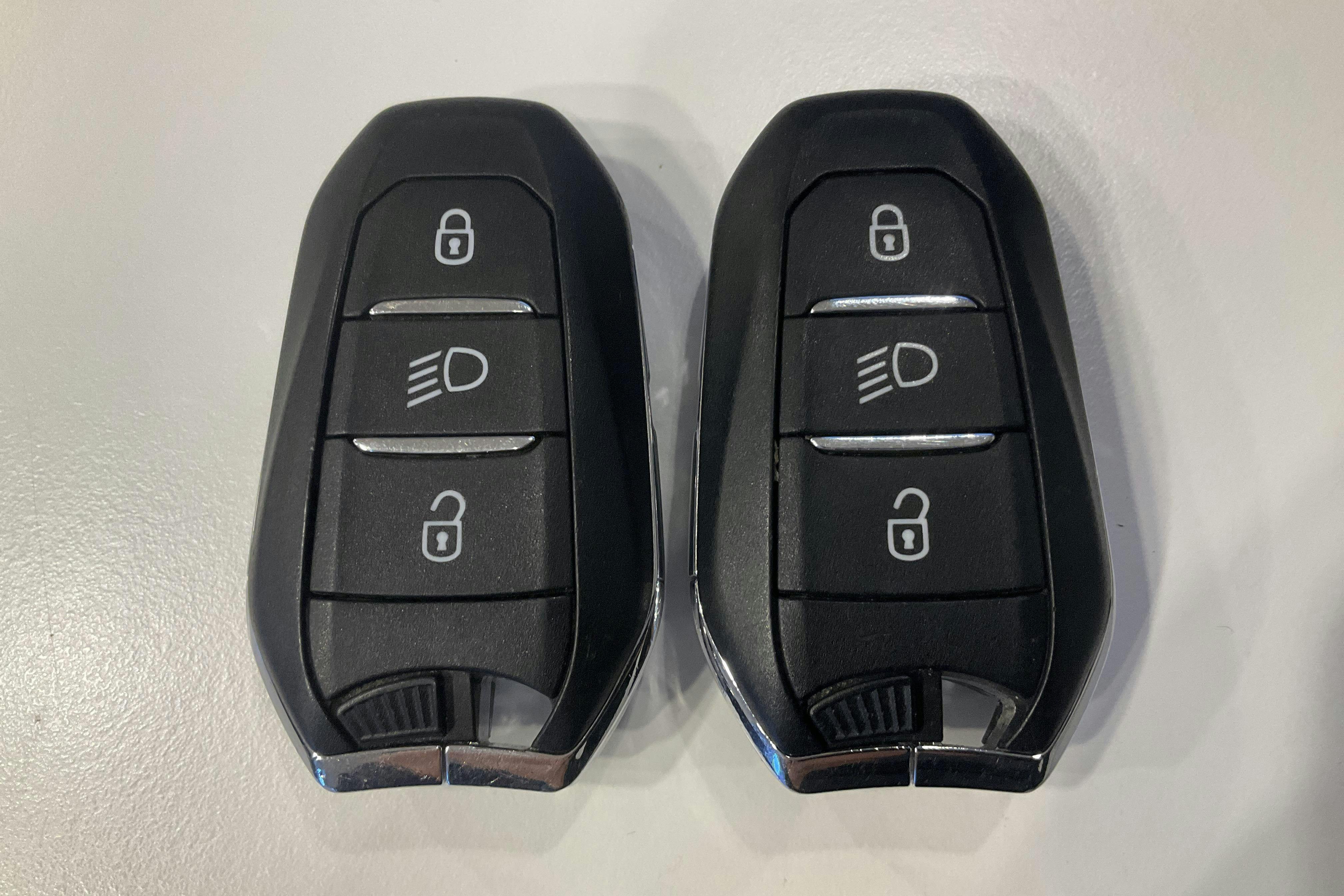 Presentationsfoto 19 av 19: Peugeot e-2008 50kWh (136hk) - 6 459 mil - Automat - orange - 2022