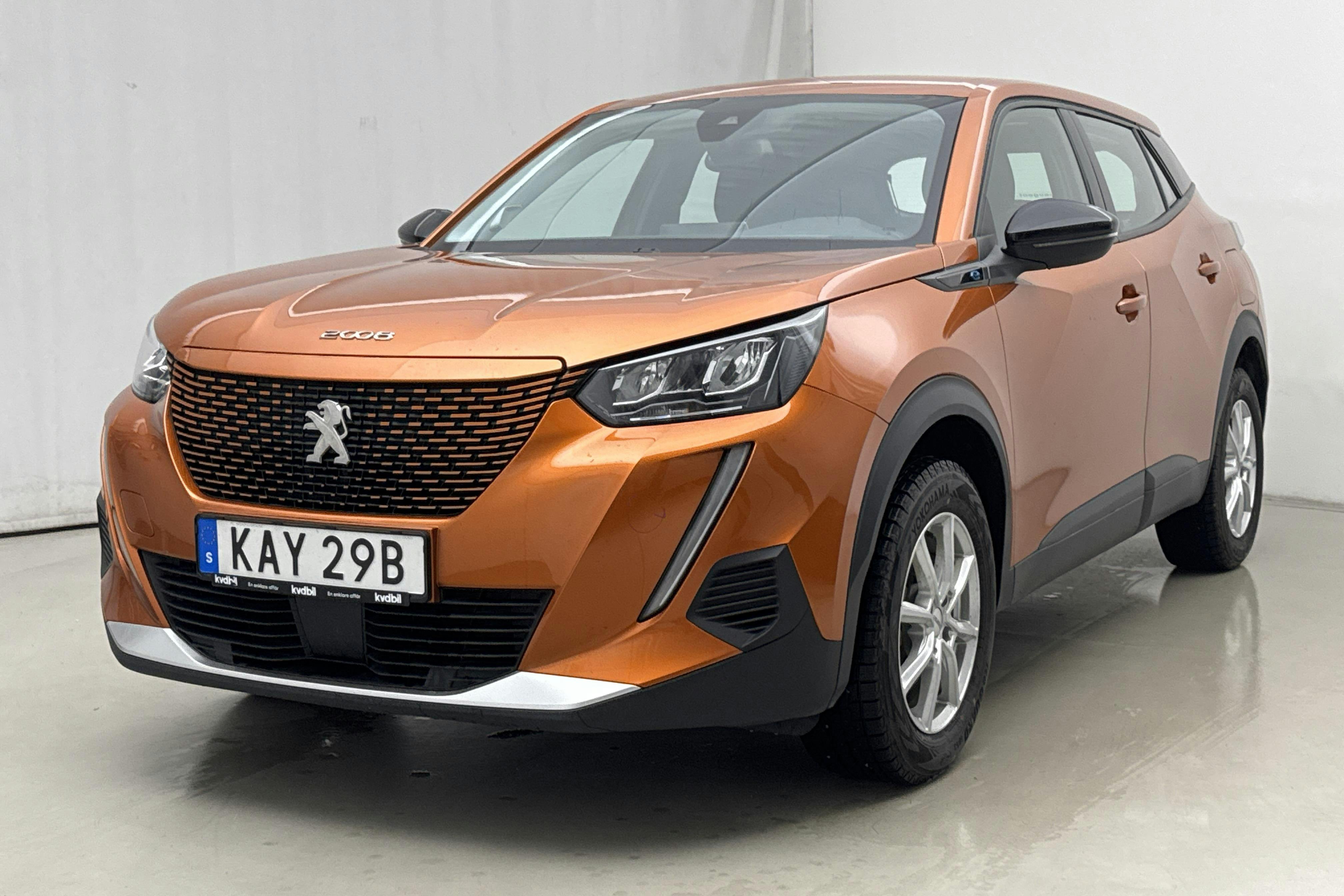 Presentationsfoto 1 av 19: Peugeot e-2008 50kWh (136hk) - 6 459 mil - Automat - orange - 2022