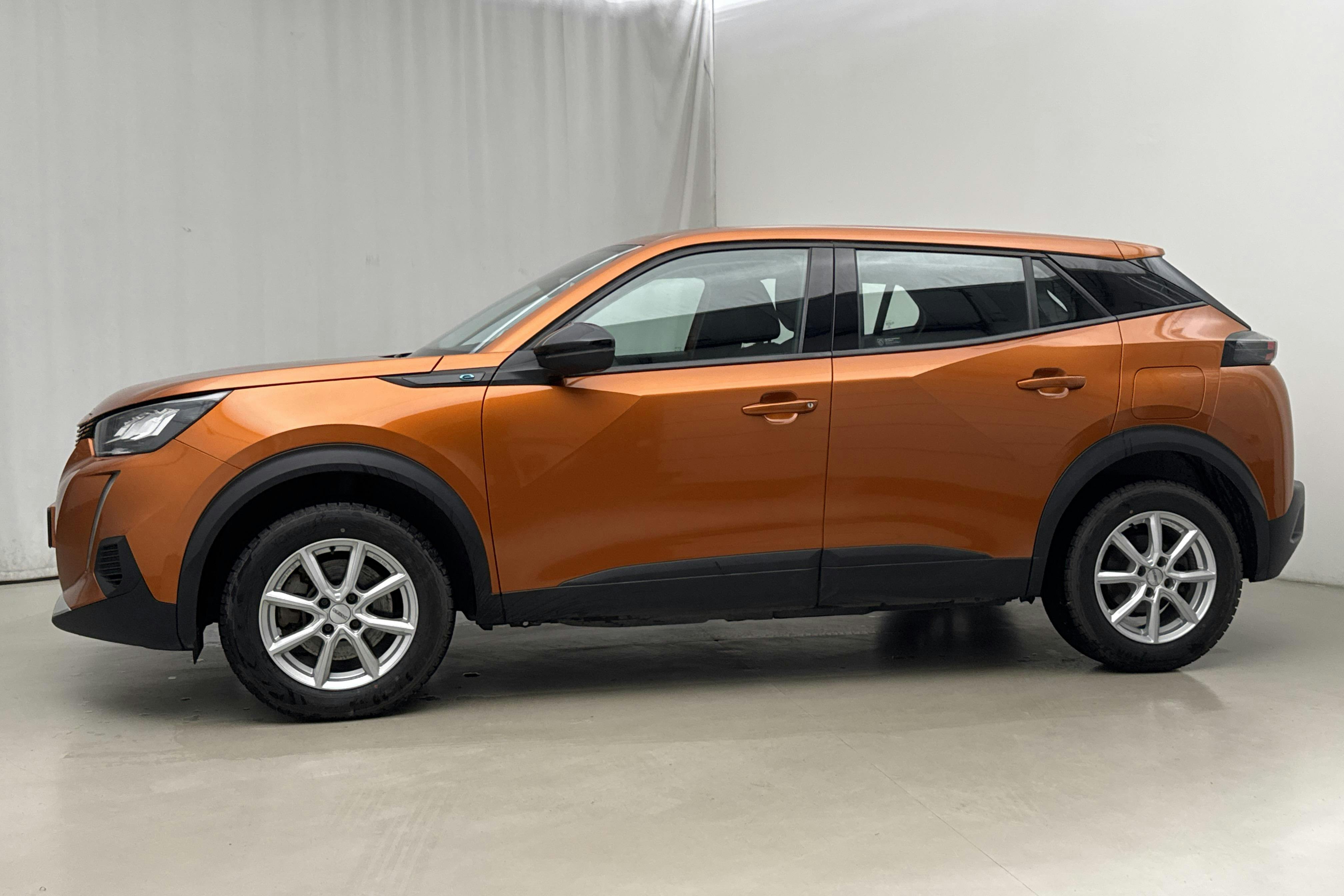 Presentationsfoto 2 av 19: Peugeot e-2008 50kWh (136hk) - 6 459 mil - Automat - orange - 2022