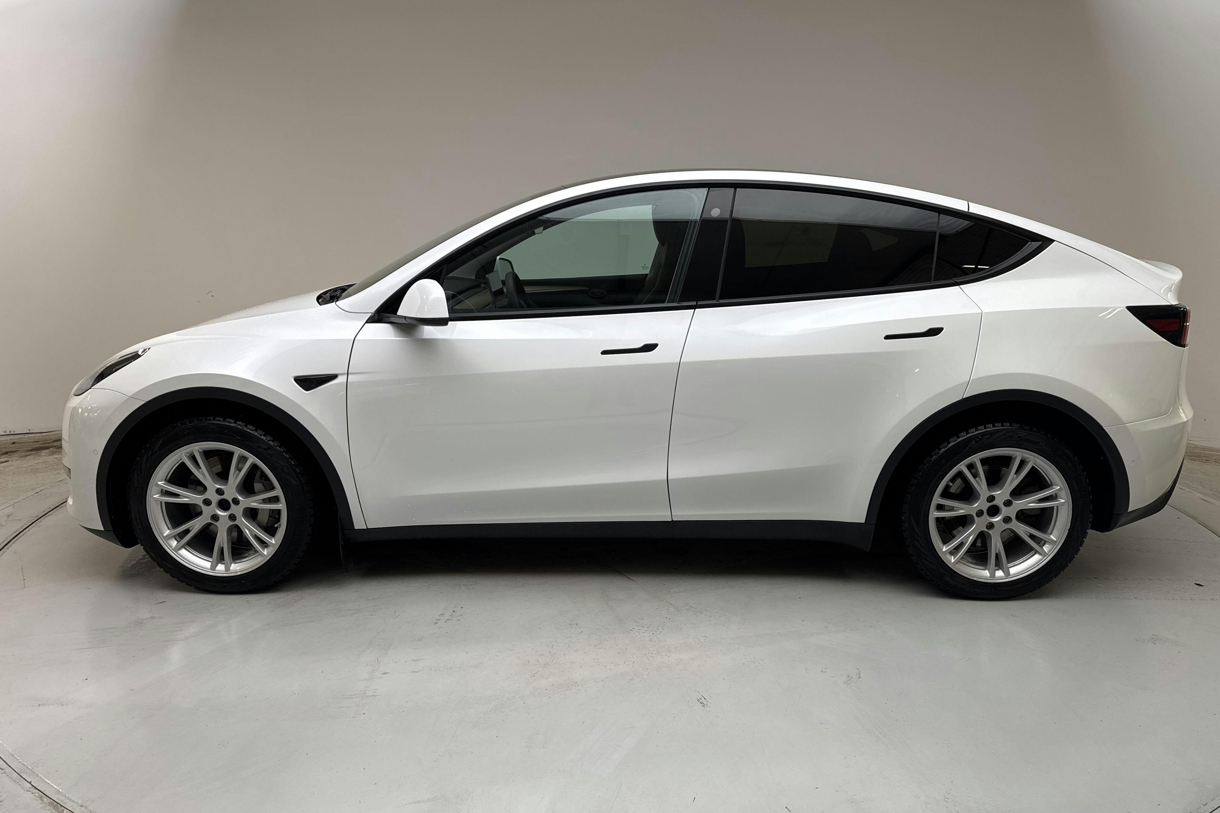 Presentation photo 2 of 19: Tesla Model Y Long Range Dual Motor AWD - 81 680 km - Automatic - white - 2022