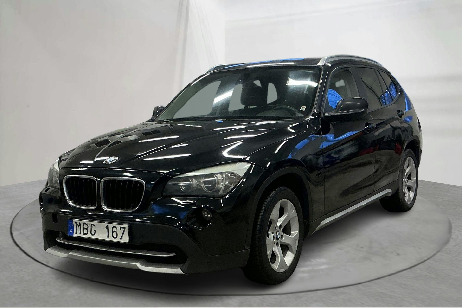 Præsentationsfoto 1 af 16: BMW X1 xDrive20d, E84 (177hk) - 307 100 kilometer - Salgsautomat - Sort - 2012