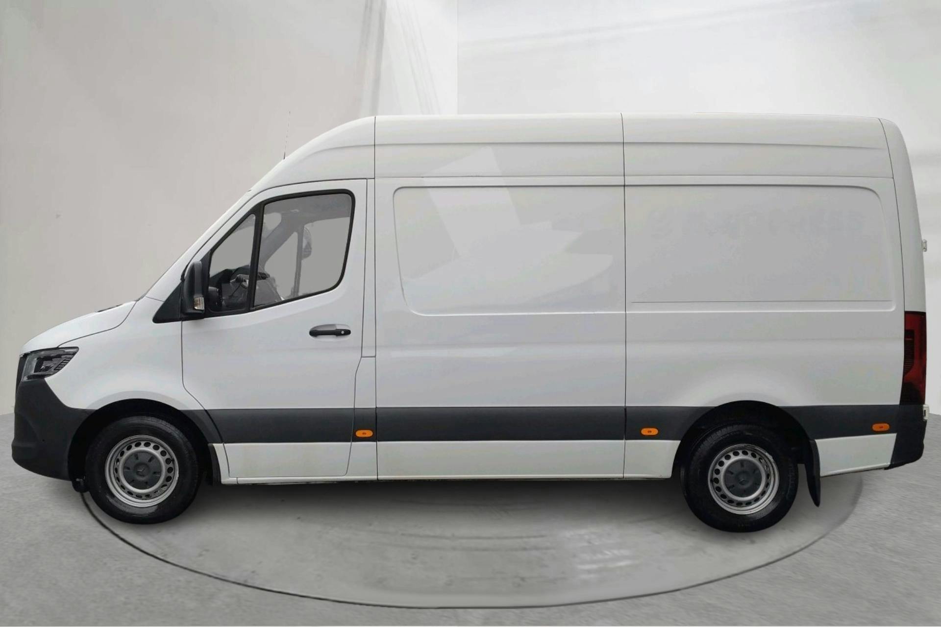 Presentationsfoto 2 av 12: Mercedes Sprinter 319 CDI Skåp RWD (190hk) - 27 562 mil - Automat - vit - 2021
