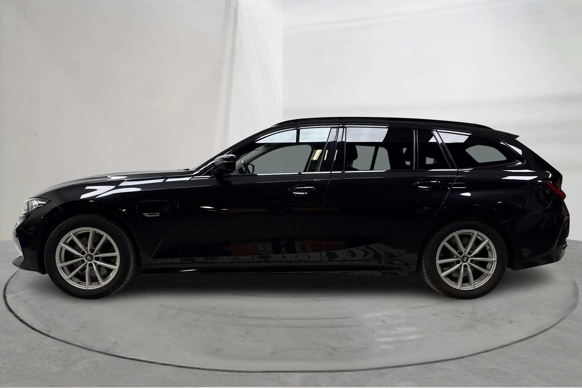 Presentation photo 2 of 19: BMW 330e xDrive Touring LCI, G21 (292hk) - 37 460 km - Automatic - black - 2023