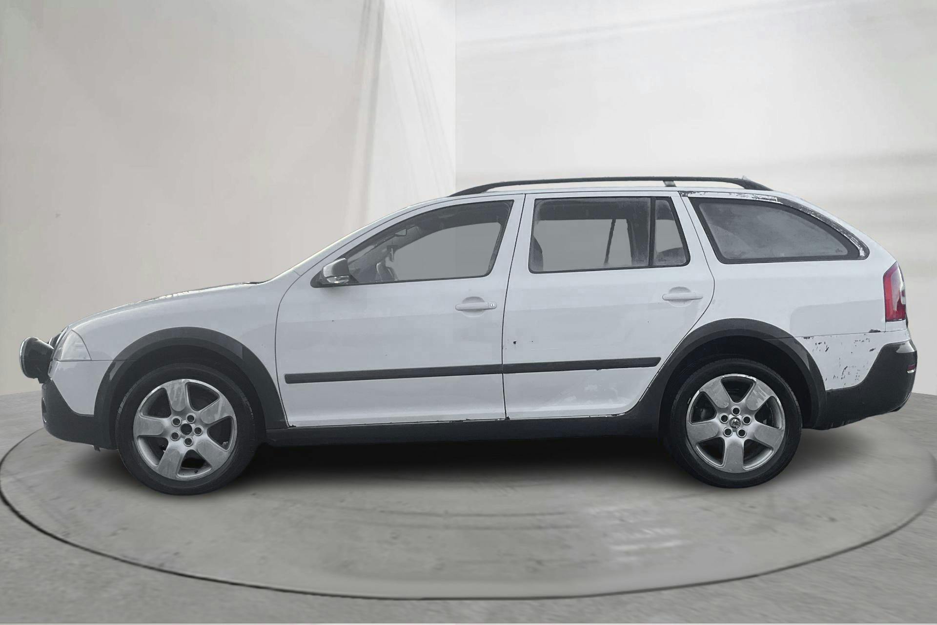 Presentationsfoto 2 av 16: Skoda Octavia Scout I 2.0 TDI (140hk) - 34 880 mil - Manuell - vit - 2008