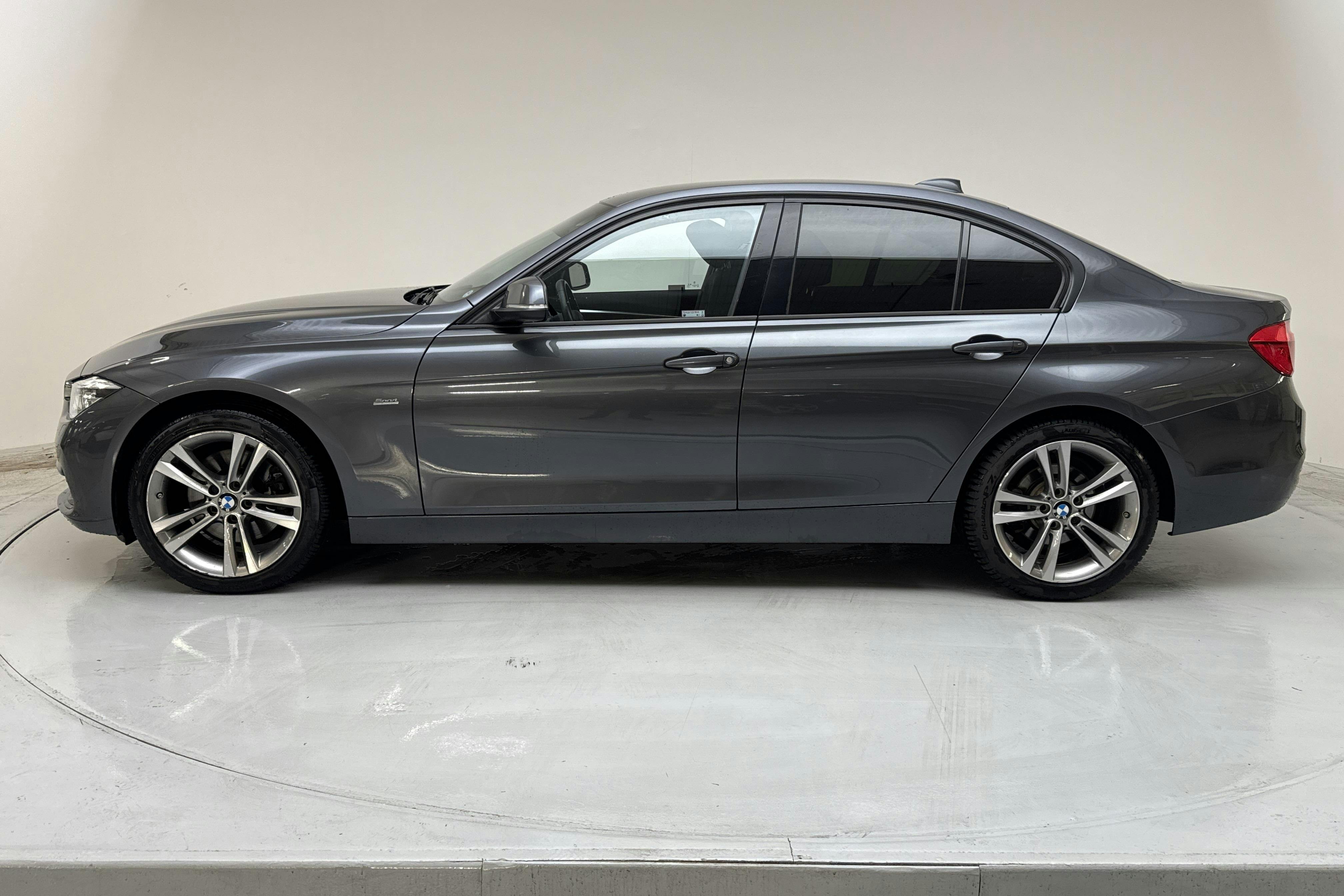 Presentationsfoto 2 av 14: BMW 330i Sedan, F30 (252hk) - 11 426 mil - Automat - grå - 2018