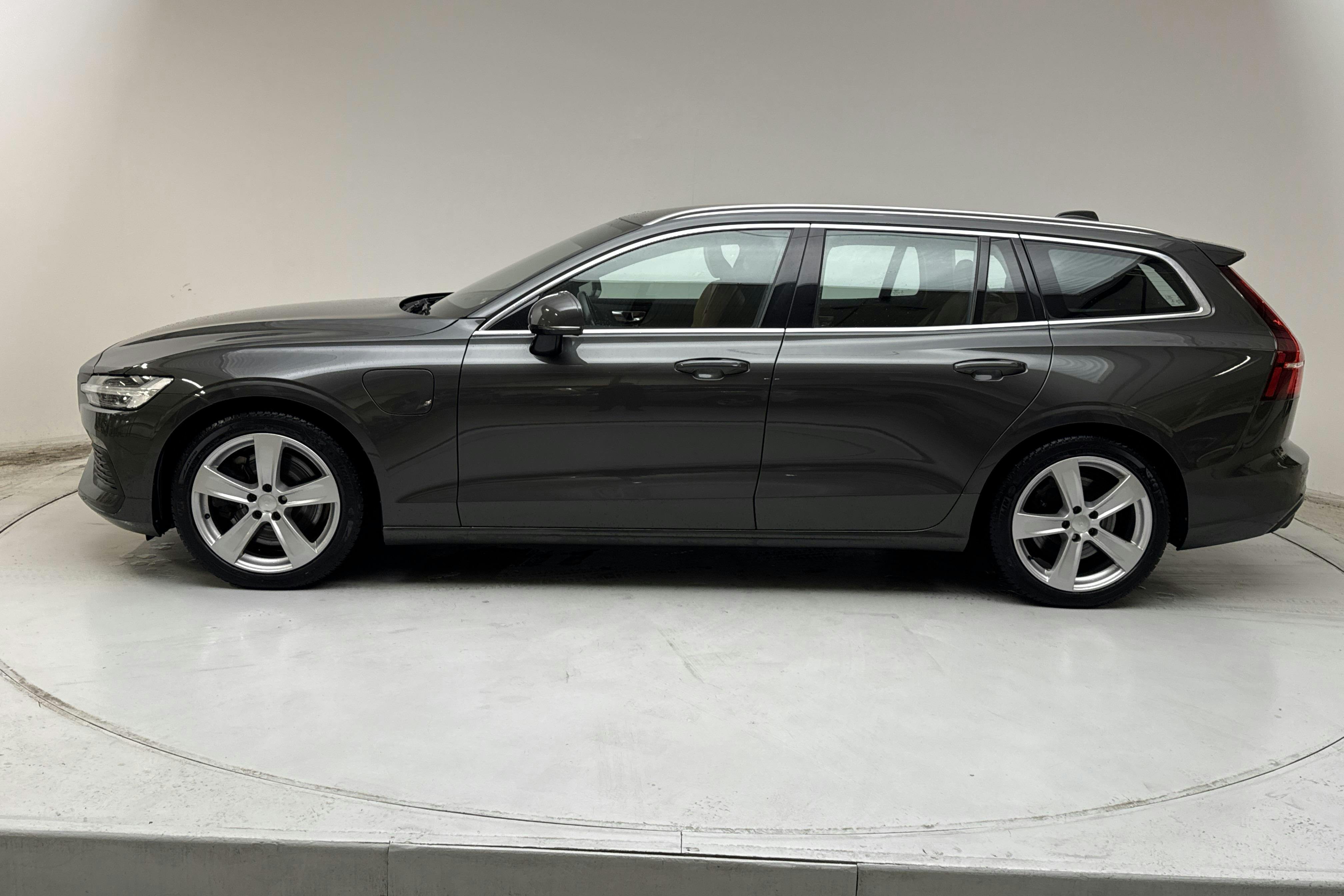 Presentationsfoto 2 av 18: Volvo V60 T6 AWD Twin Engine (340hk) - 18 437 mil - Automat - Dark Grey - 2020