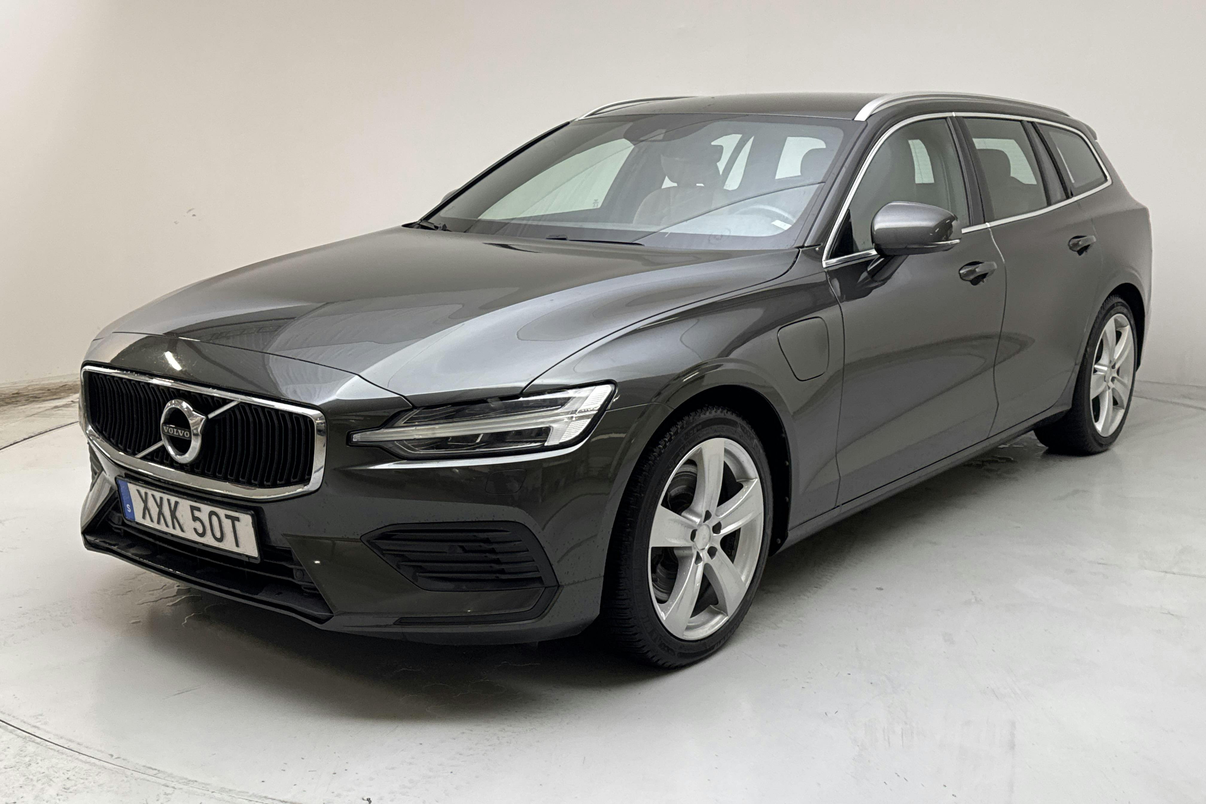 Presentationsfoto 1 av 18: Volvo V60 T6 AWD Twin Engine (340hk) - 18 437 mil - Automat - Dark Grey - 2020