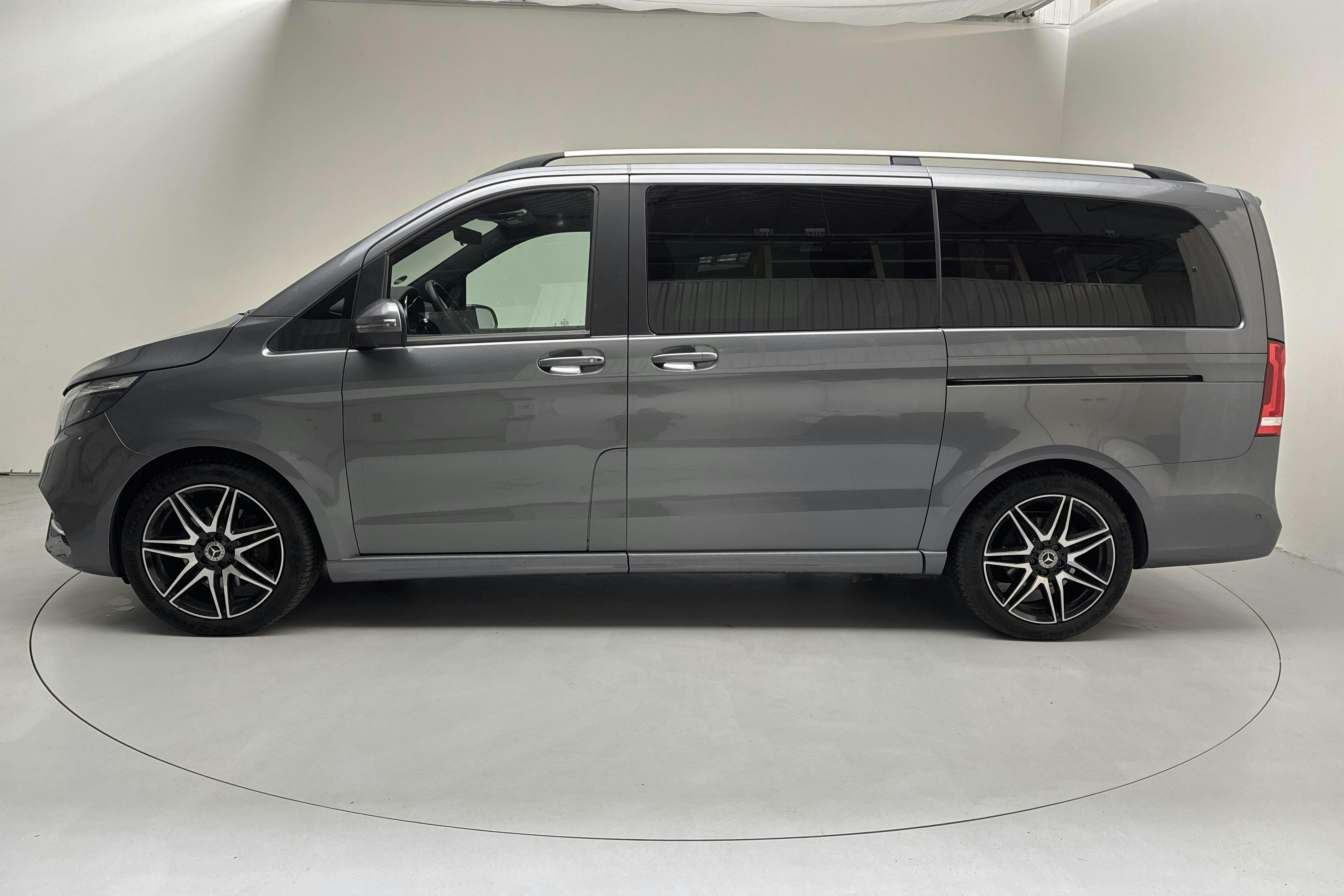 Presentationsfoto 2 av 18: Mercedes V 220 d CDI W640 (163hk) - 3 802 mil - Automat - grå - 2023