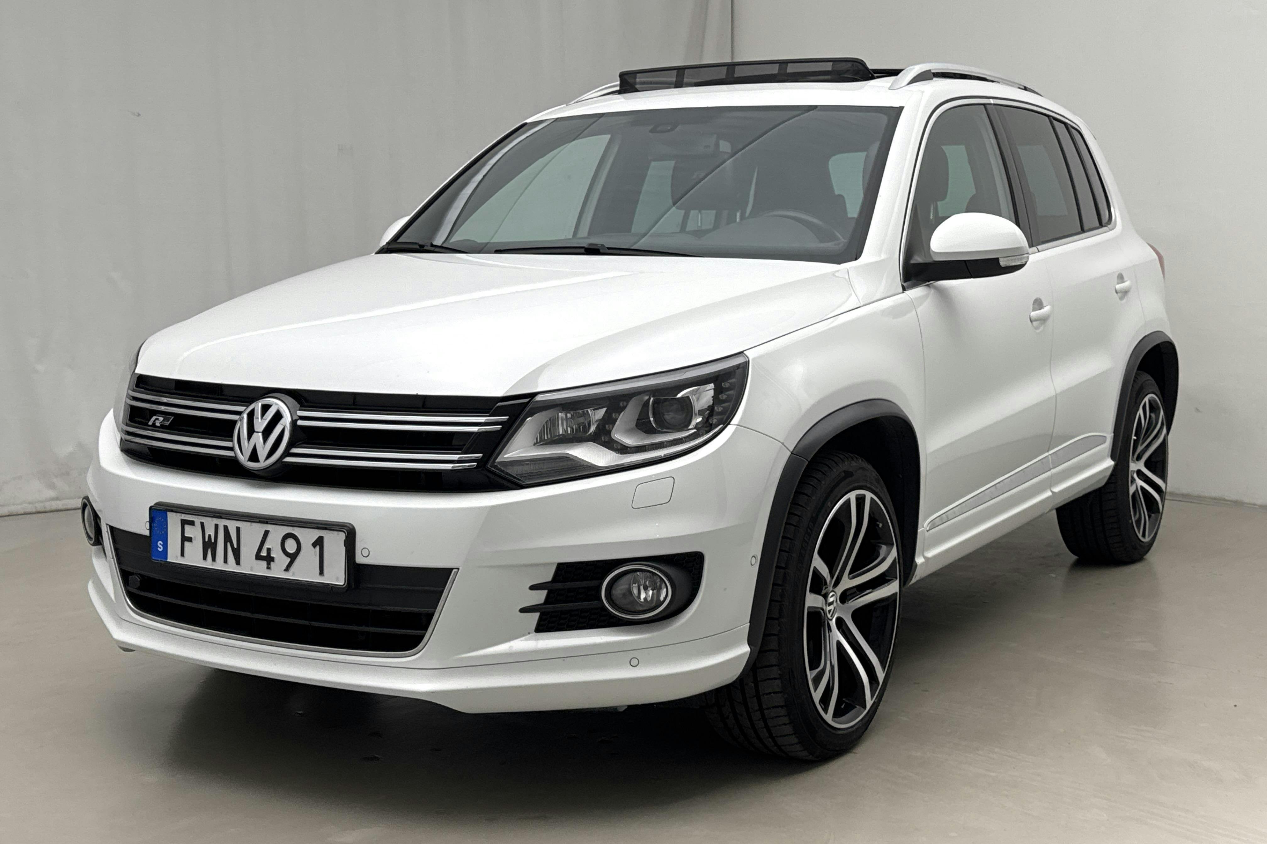 VW Tiguan 2.0 TDI 4MOTION BlueMotion Technology (177hk) - 179 940 km - Automatyczna - biały - 2015