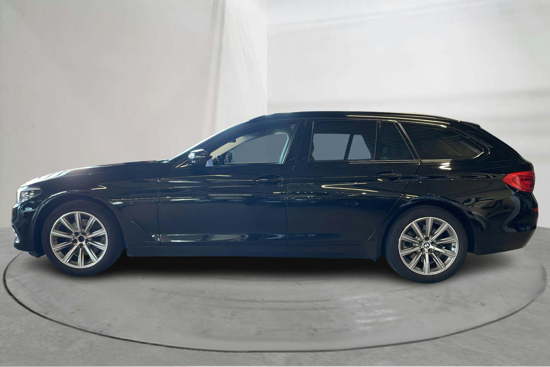 Esitlusfoto 2 aadressil 16: BMW 520d xDrive Touring, G31 (190hk) - 134 240 km - Automaatne - must - 2019