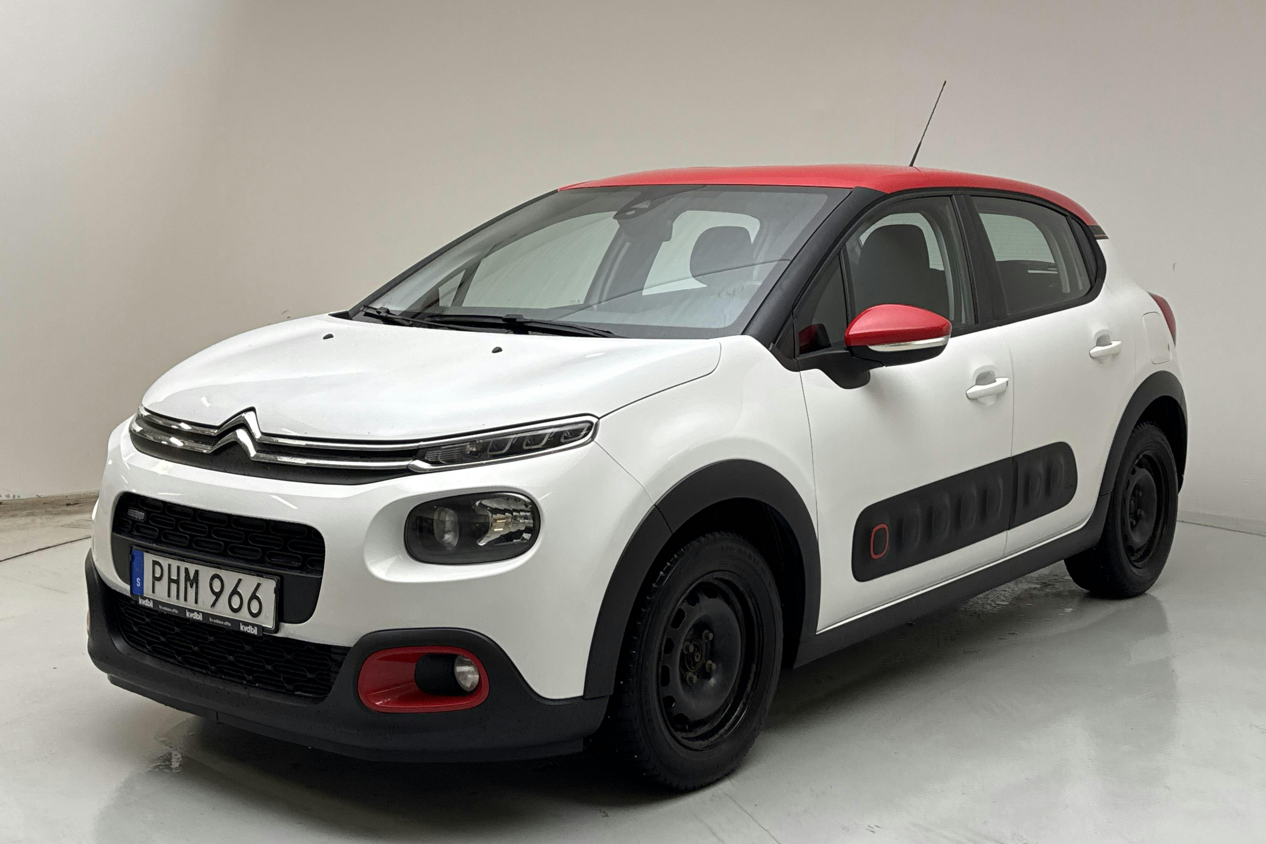 Presentationsfoto 1 av 14: Citroën C3 PureTech (110hk) - 14 953 mil - Automat - vit - 2017