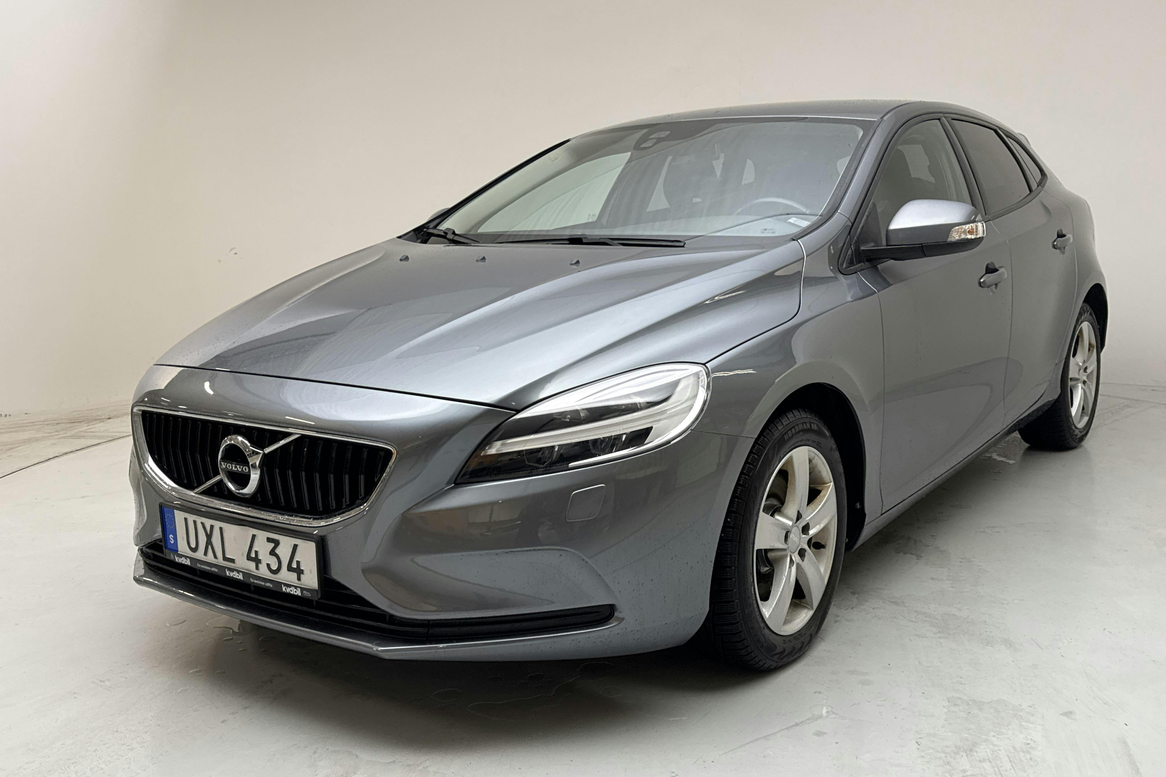 Presentation photo 1 of 13: Volvo V40 T3 (152hk) - 111 410 km - Manual - gray - 2018
