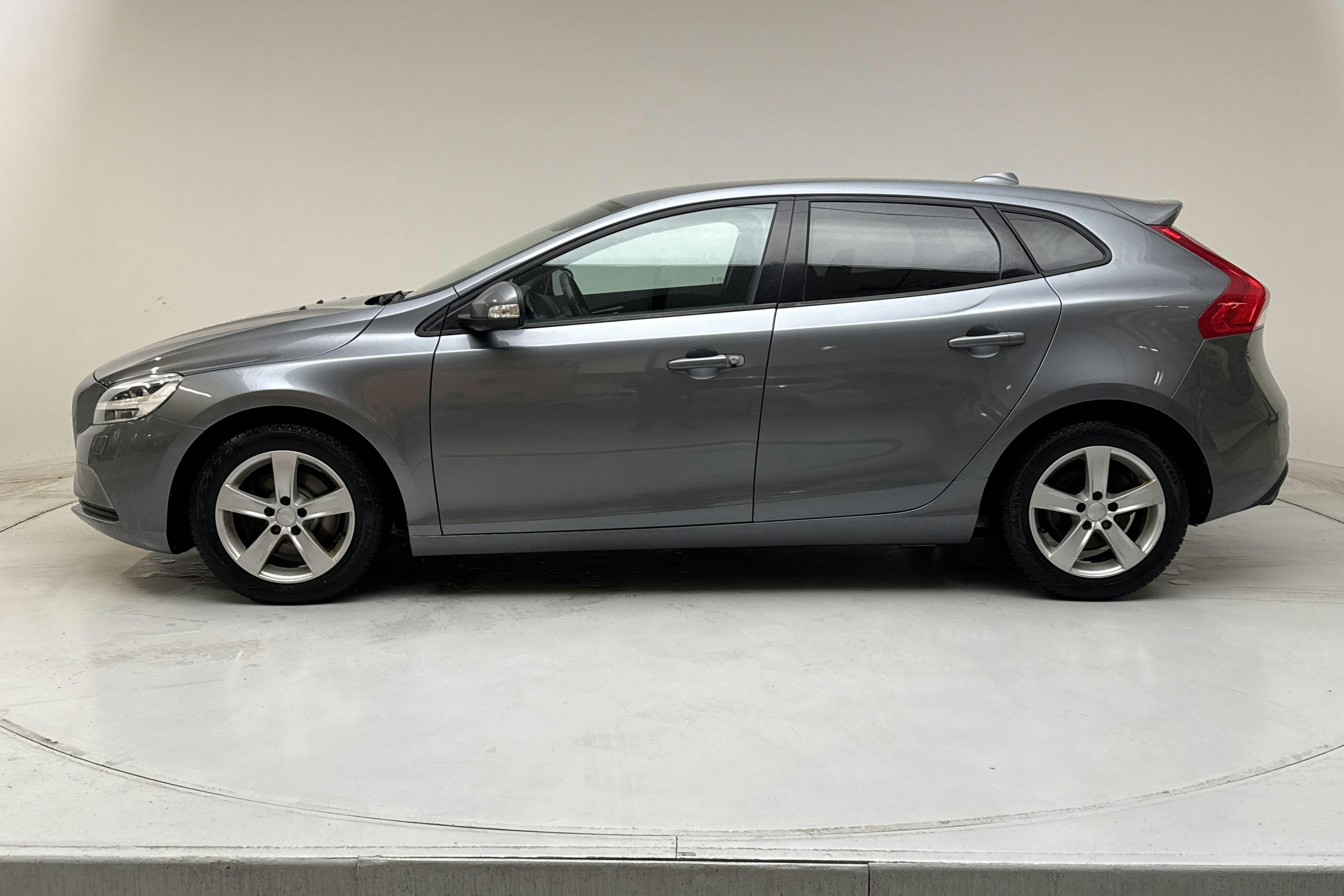 Presentation photo 2 of 13: Volvo V40 T3 (152hk) - 111 410 km - Manual - gray - 2018