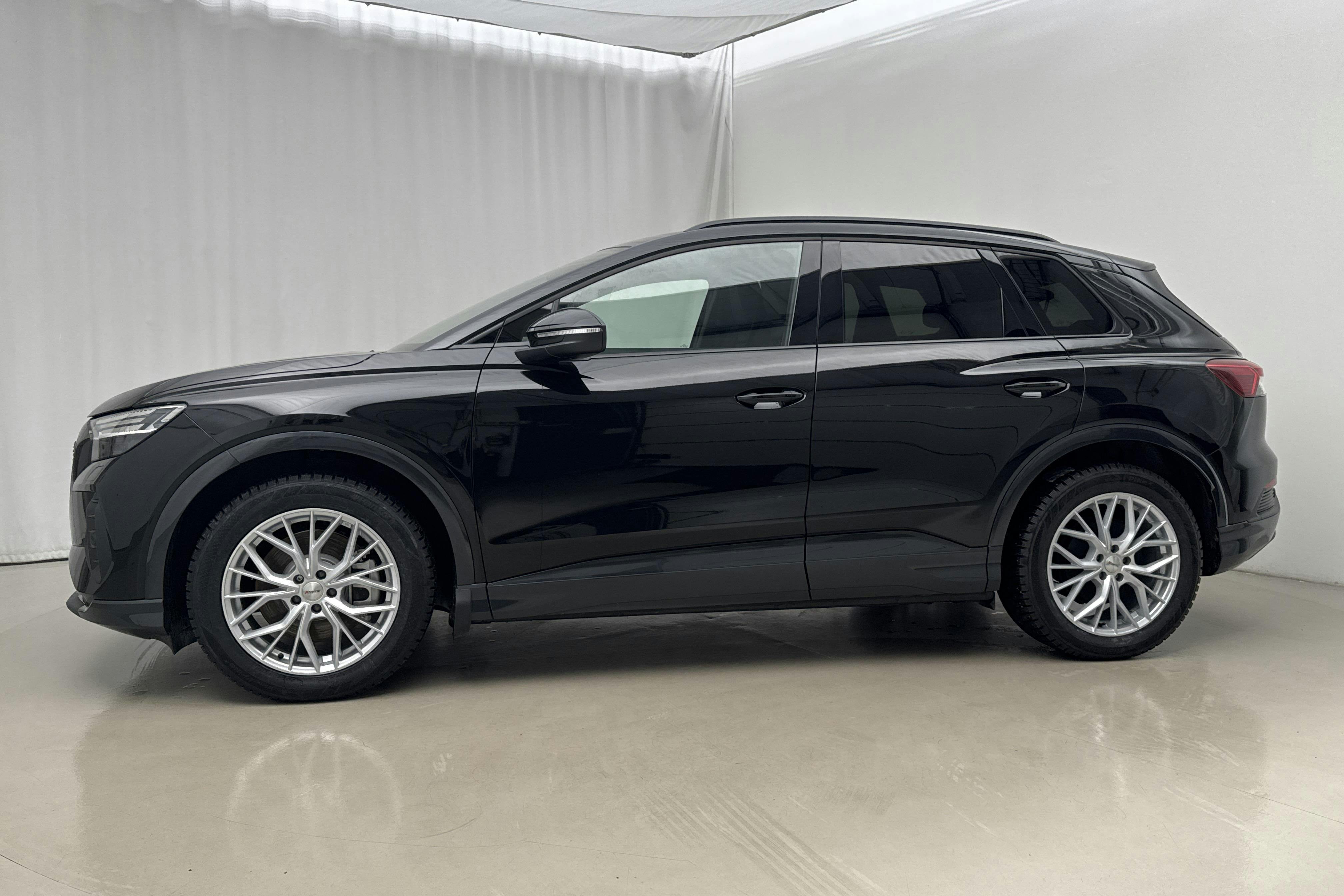 Presentation photo 2 of 27: Audi Q4 45 e-tron quattro 82kWh (286hk) - 7 750 km - Automatic - black - 2025
