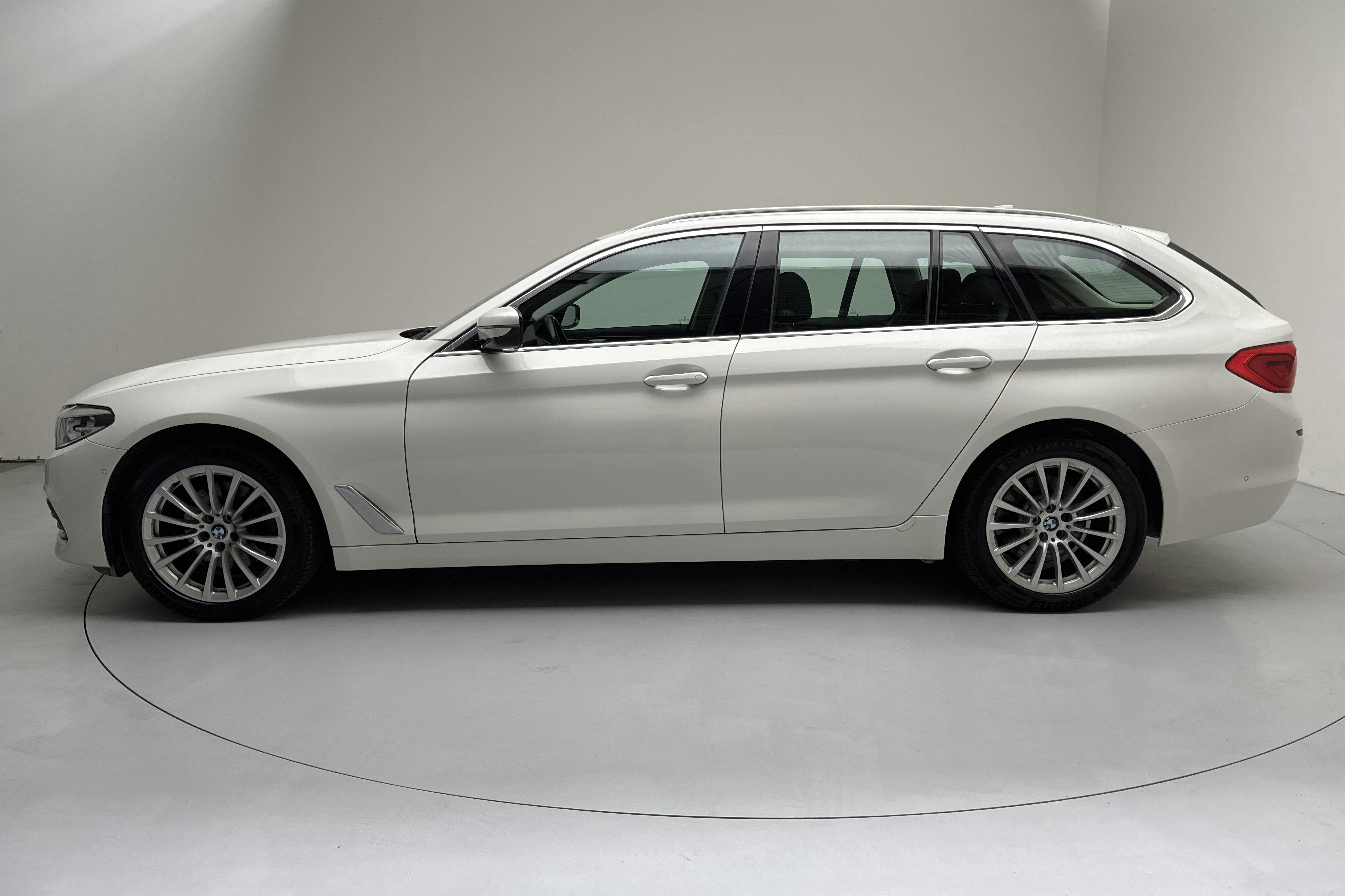 Presentation photo 2 of 15: BMW 520d xDrive Touring, G31 (190hk) - 107 740 km - Automatic - white - 2019