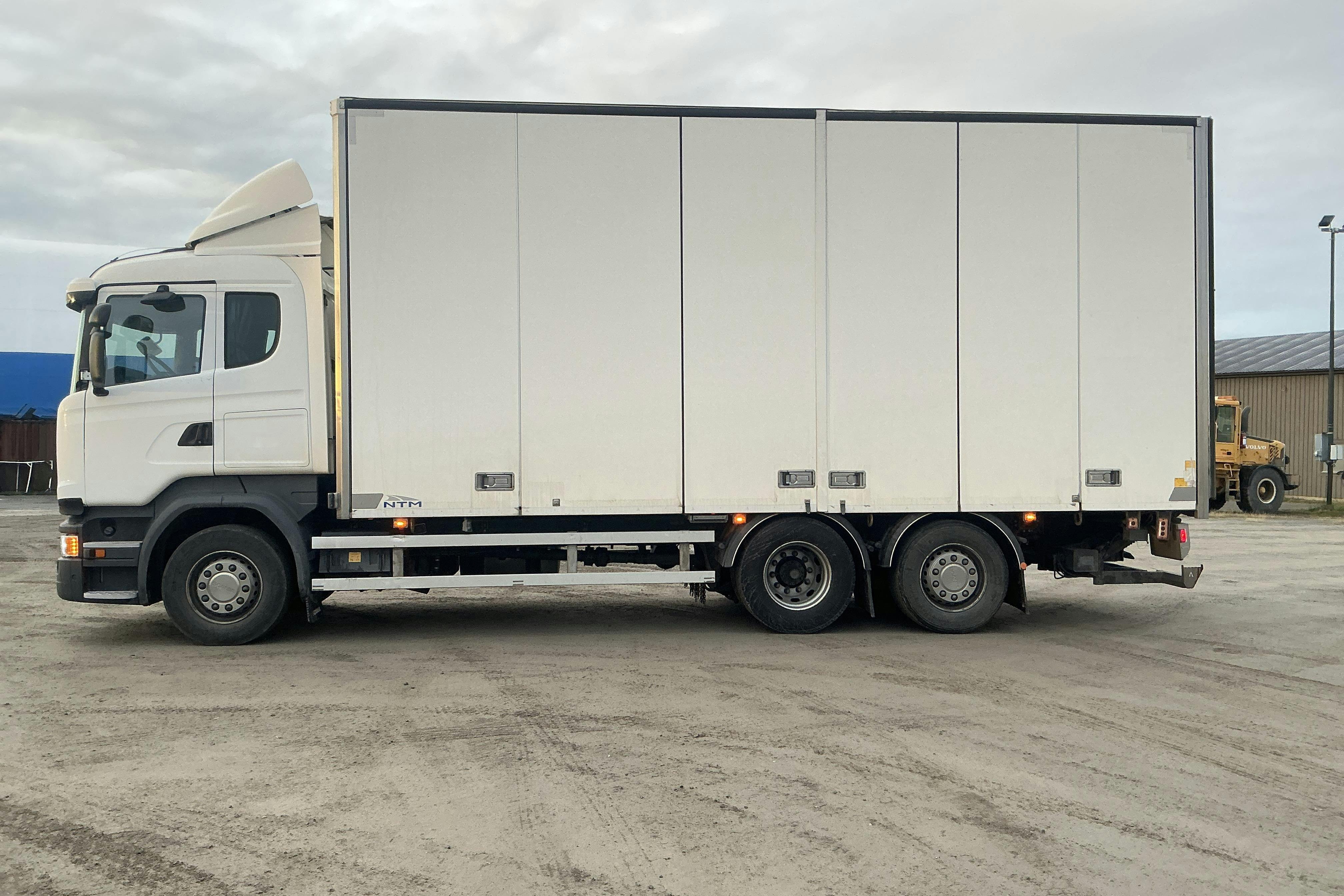 Presentationsfoto 2 av 40: Scania R450 - 205 393 km - Automat - vit - 2016