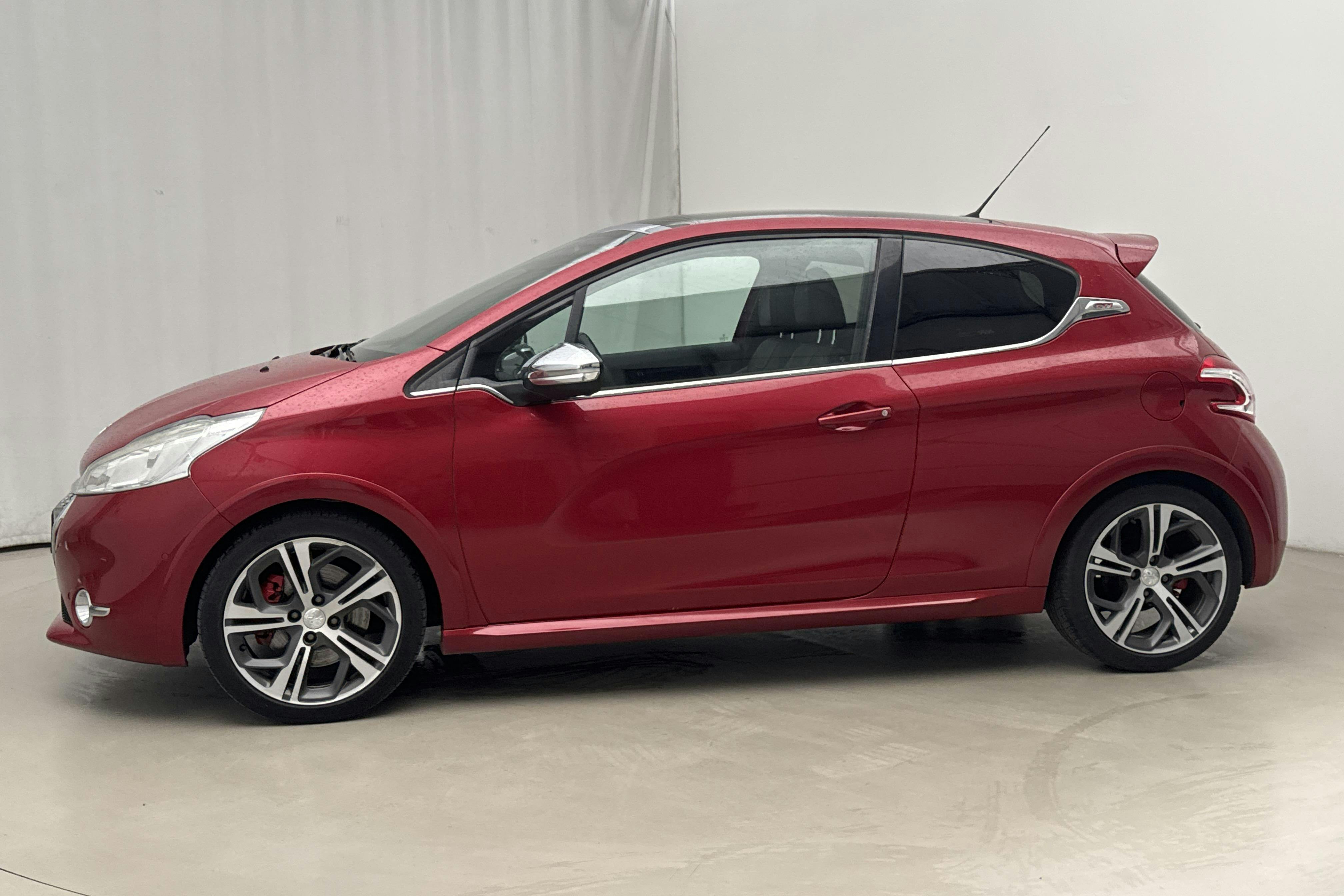 Presentationsfoto 2 av 17: Peugeot 208 1.6 GTi 3dr (200hk) - 4 499 mil - Manuell - Dark Green - 2013