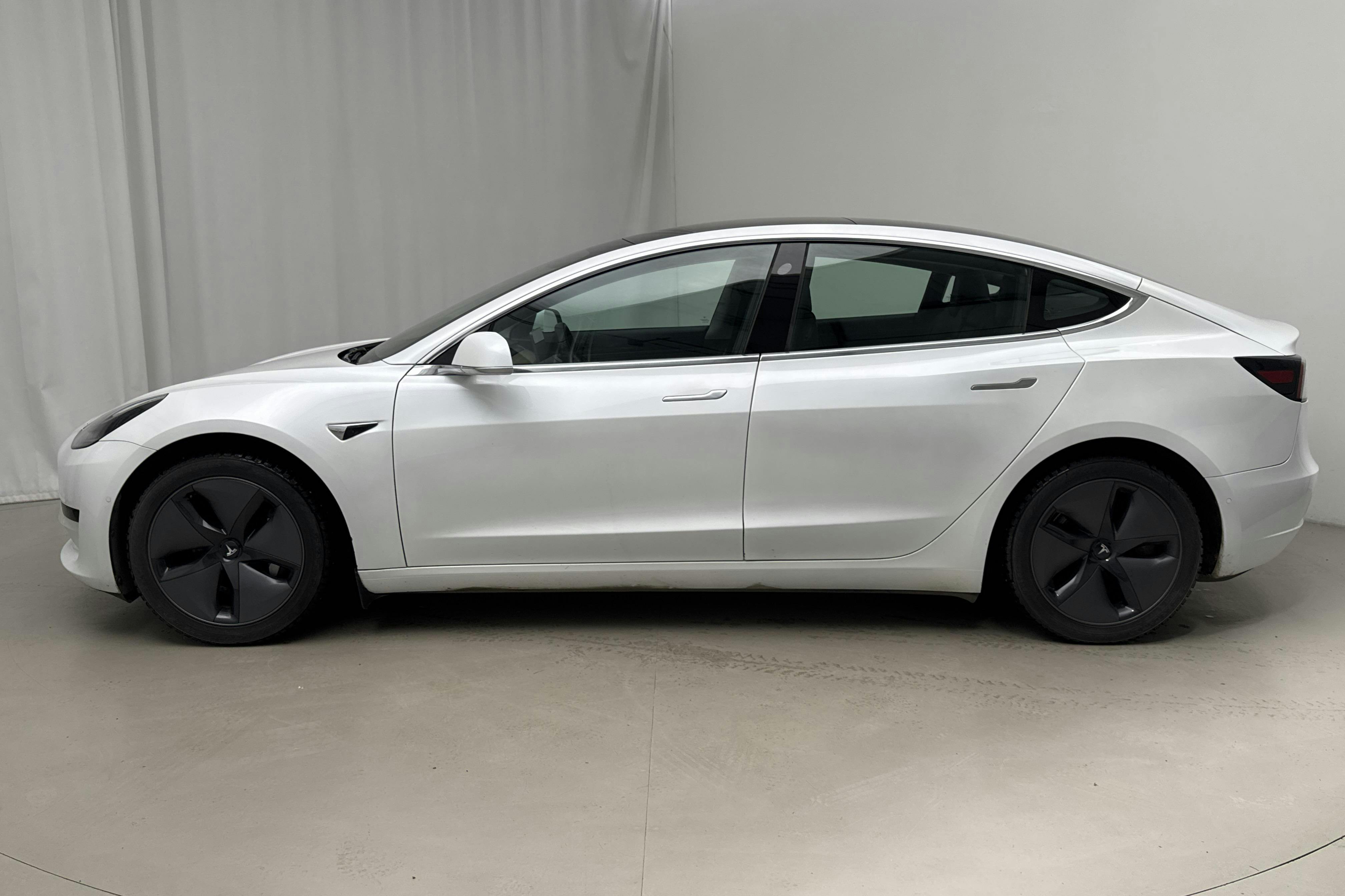 Presentation photo 2 of 19: Tesla Model 3 Standard Range RWD - 87 340 km - Automatic - white - 2020