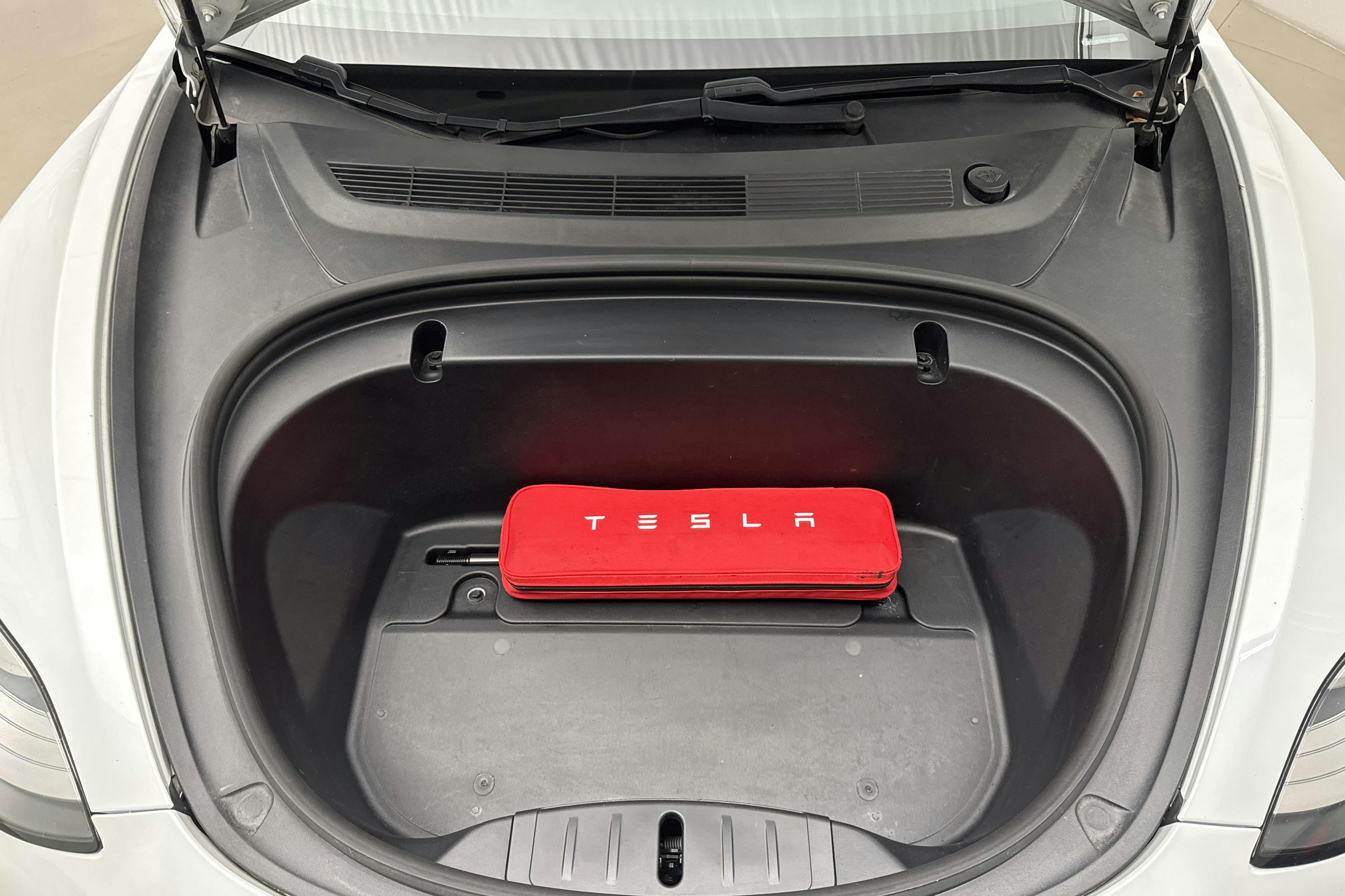 Presentation photo 19 of 19: Tesla Model 3 Standard Range RWD - 87 340 km - Automatic - white - 2020