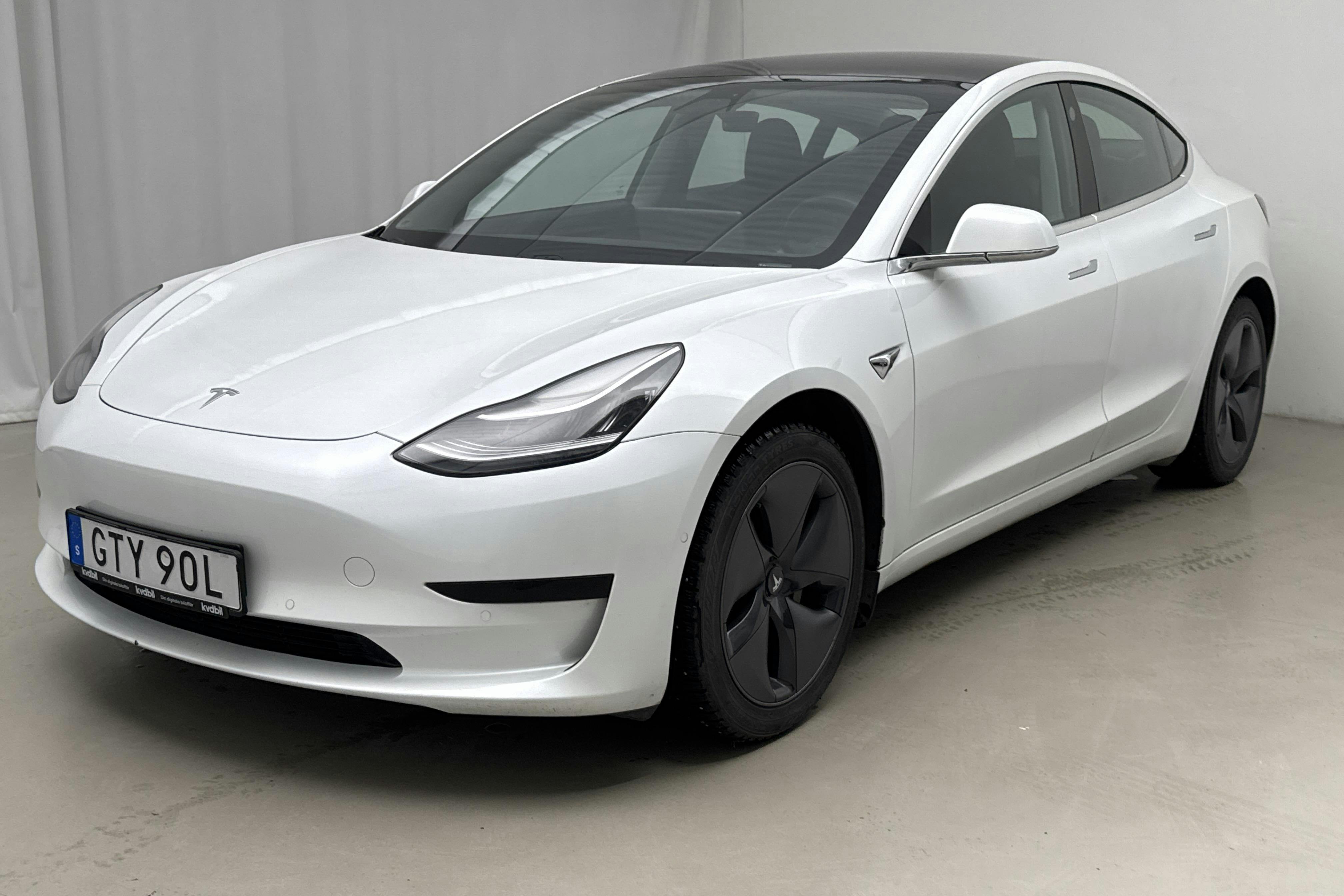 Presentation photo 1 of 19: Tesla Model 3 Standard Range RWD - 87 340 km - Automatic - white - 2020