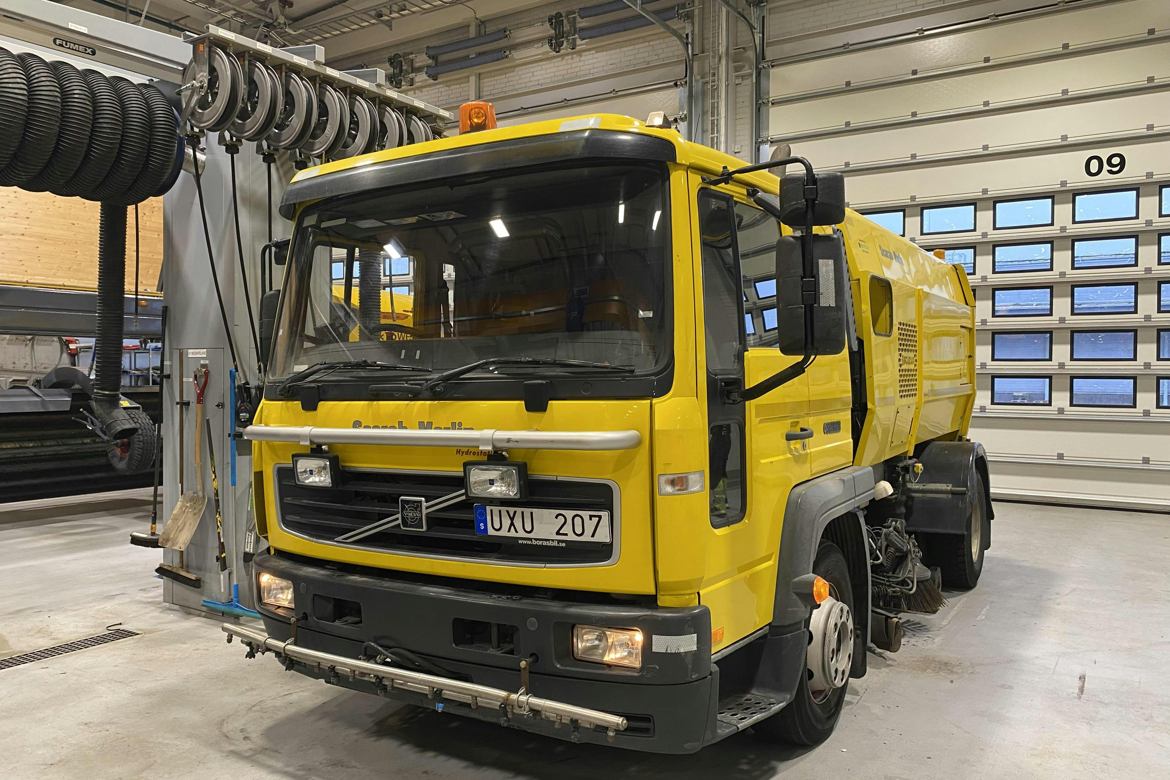 Presentation photo 1 of 41: Volvo FL612H - 74 176 km - Manual - yellow - 2004