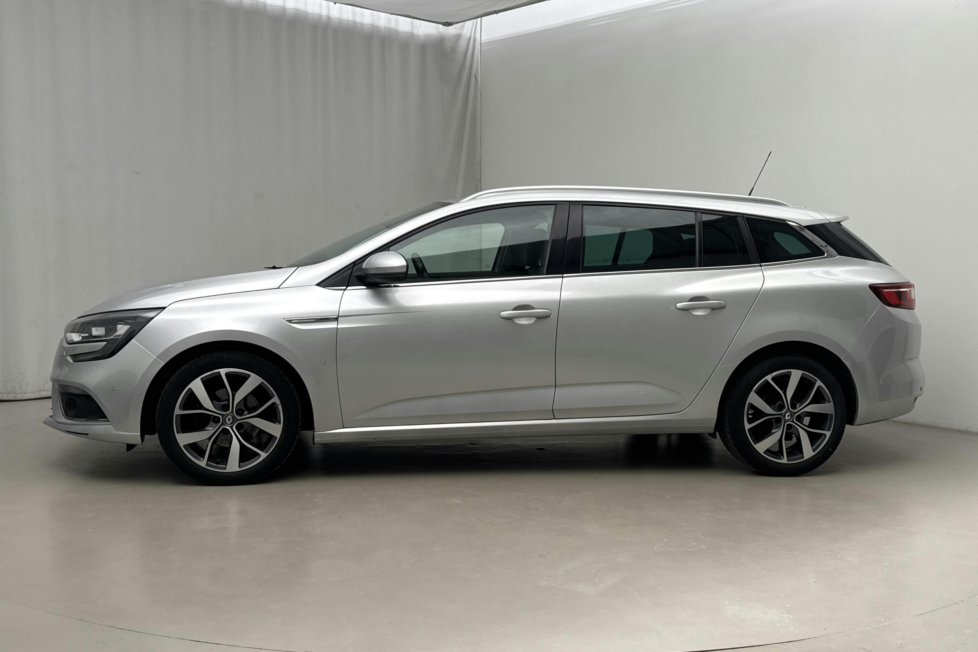 Presentation photo 2 of 20: Renault Mégane 1.2 TCe Sport Tourer (130hk) - 134 660 km - Manual - silver - 2017