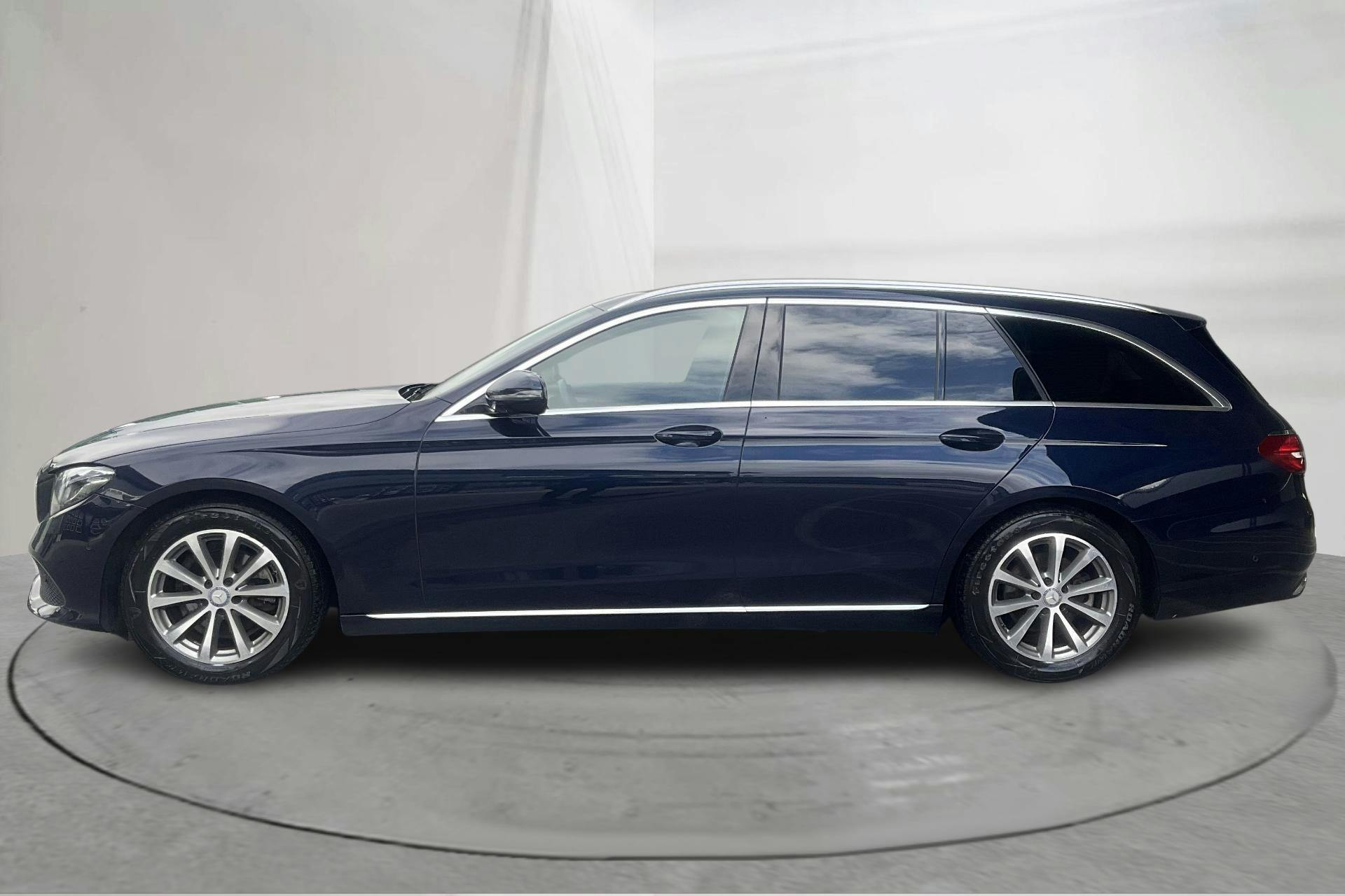 Presentation photo 2 of 15: Mercedes E 220 d Kombi S213 (194hk) - 135 600 km - Automatic - Dark Blue - 2017