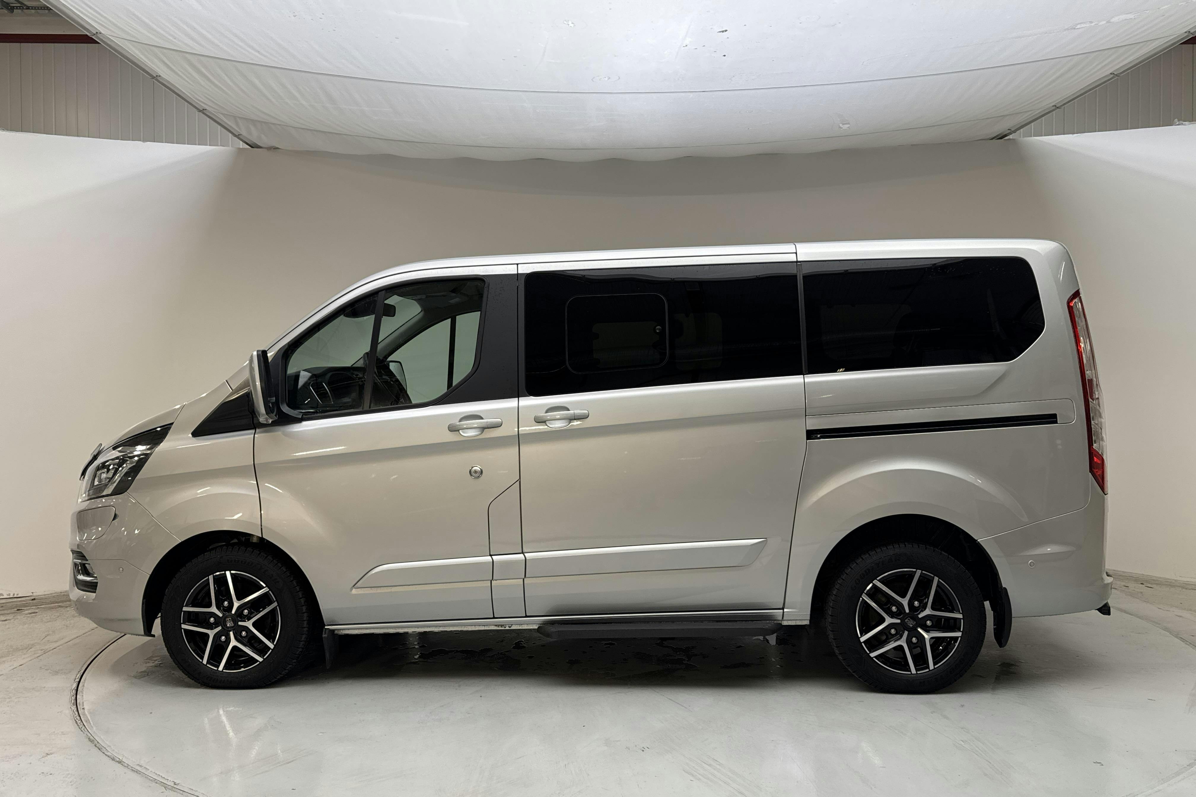 Presentation photo 2 of 17: Ford Tourneo Custom 340 PHEV (120hk) - 66 590 km - Automatic - gray - 2021