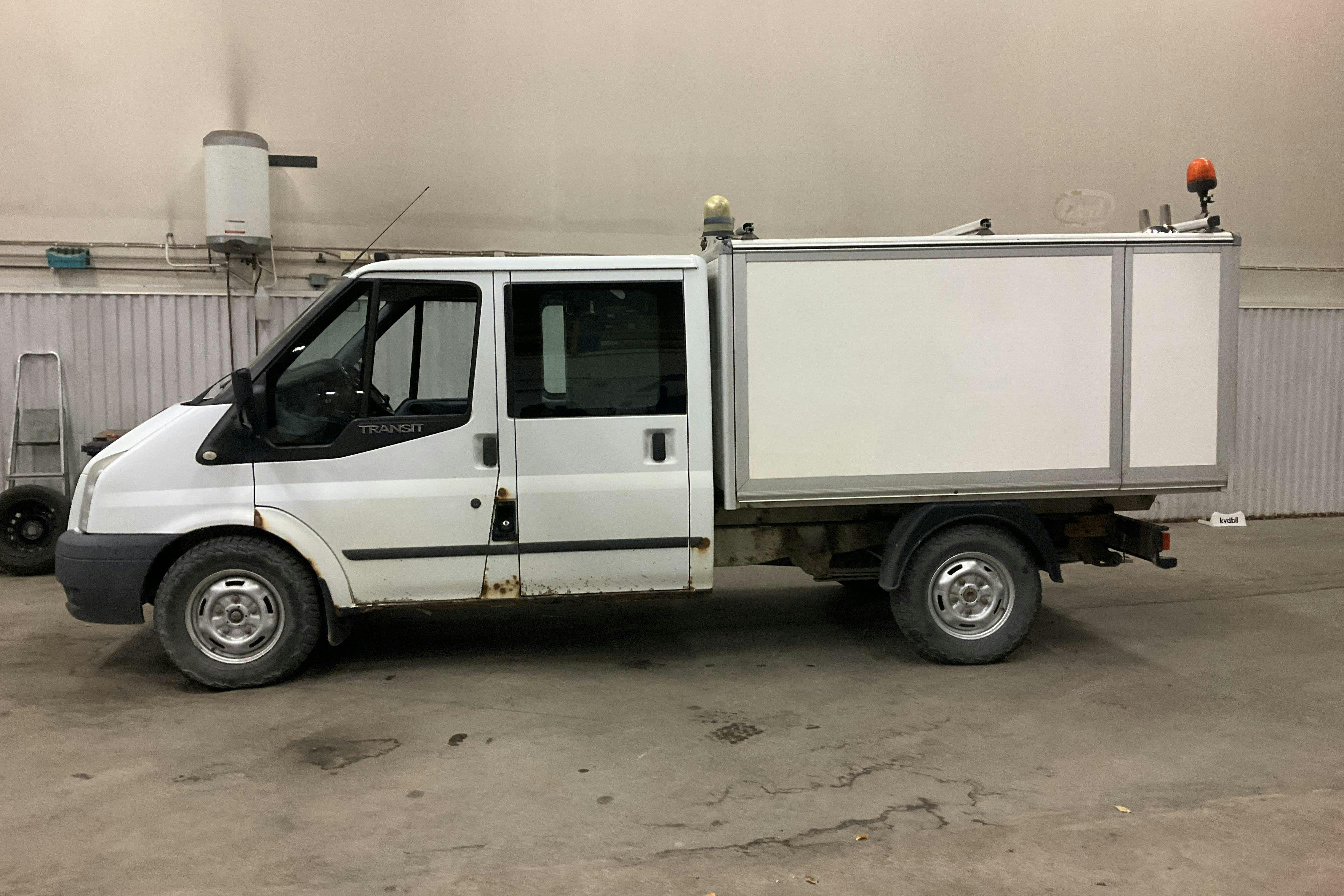 Presentationsfoto 2 av 16: Ford Transit 350 2.2 TDCi AWD Pickup (125hk) - 25 263 mil - Manuell - vit - 2012