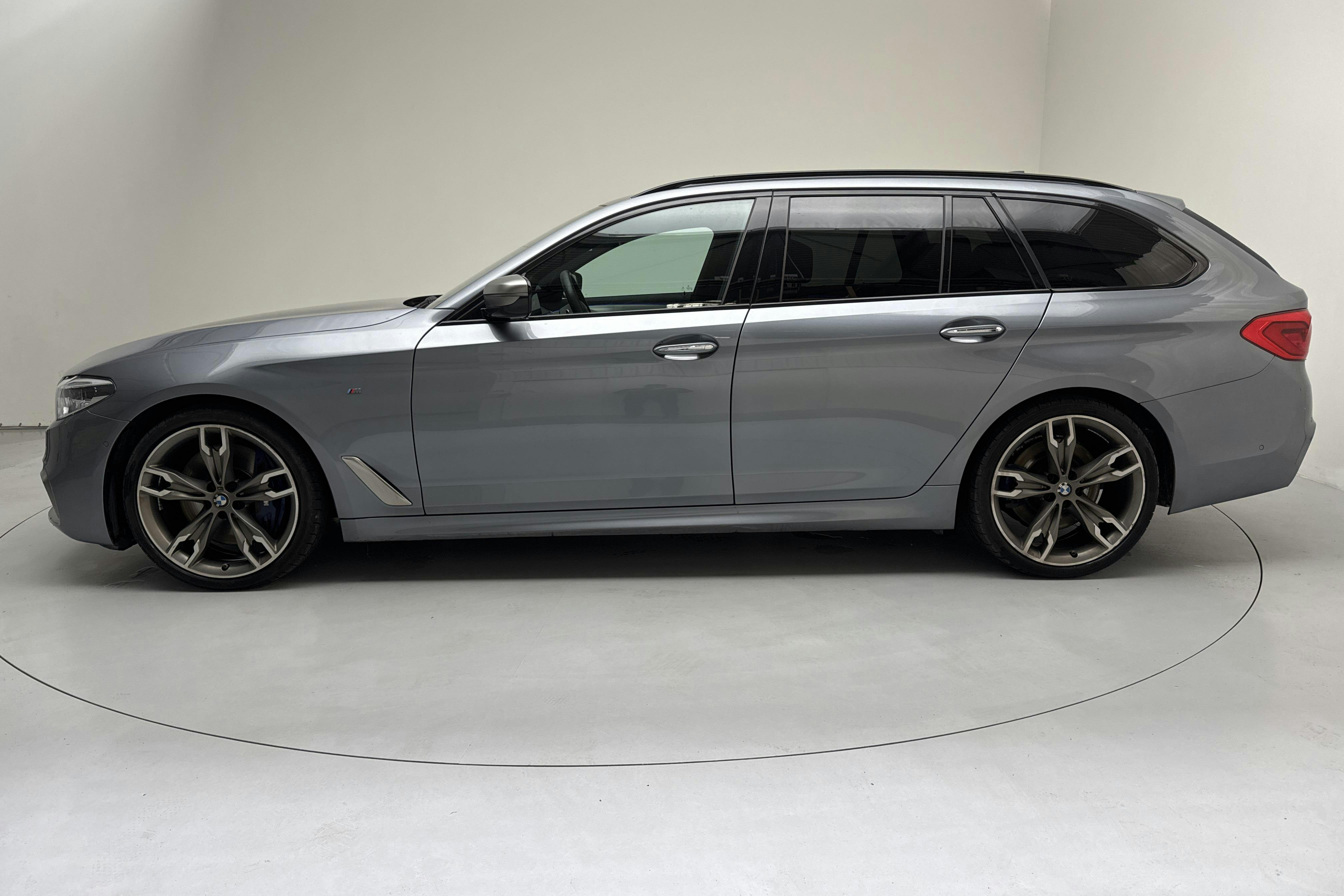Presentation photo 2 of 14: BMW M550d xDrive Touring, G31 (400hk) - 202 600 km - Automatic - Dark Grey - 2018