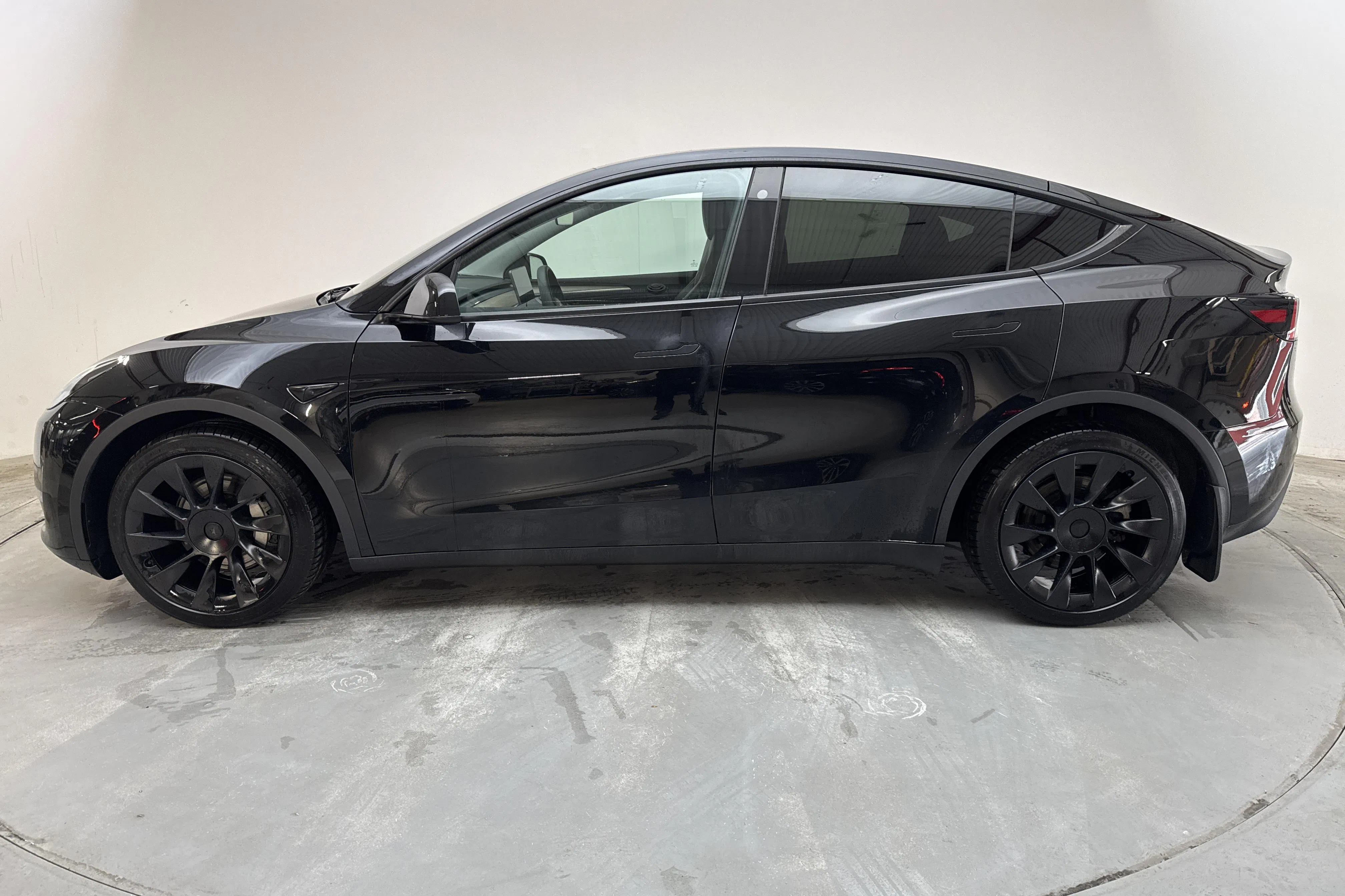 Presentationsfoto 2 av 19: Tesla Model Y Long Range Dual Motor AWD - 8 223 mil - Automat - svart - 2023