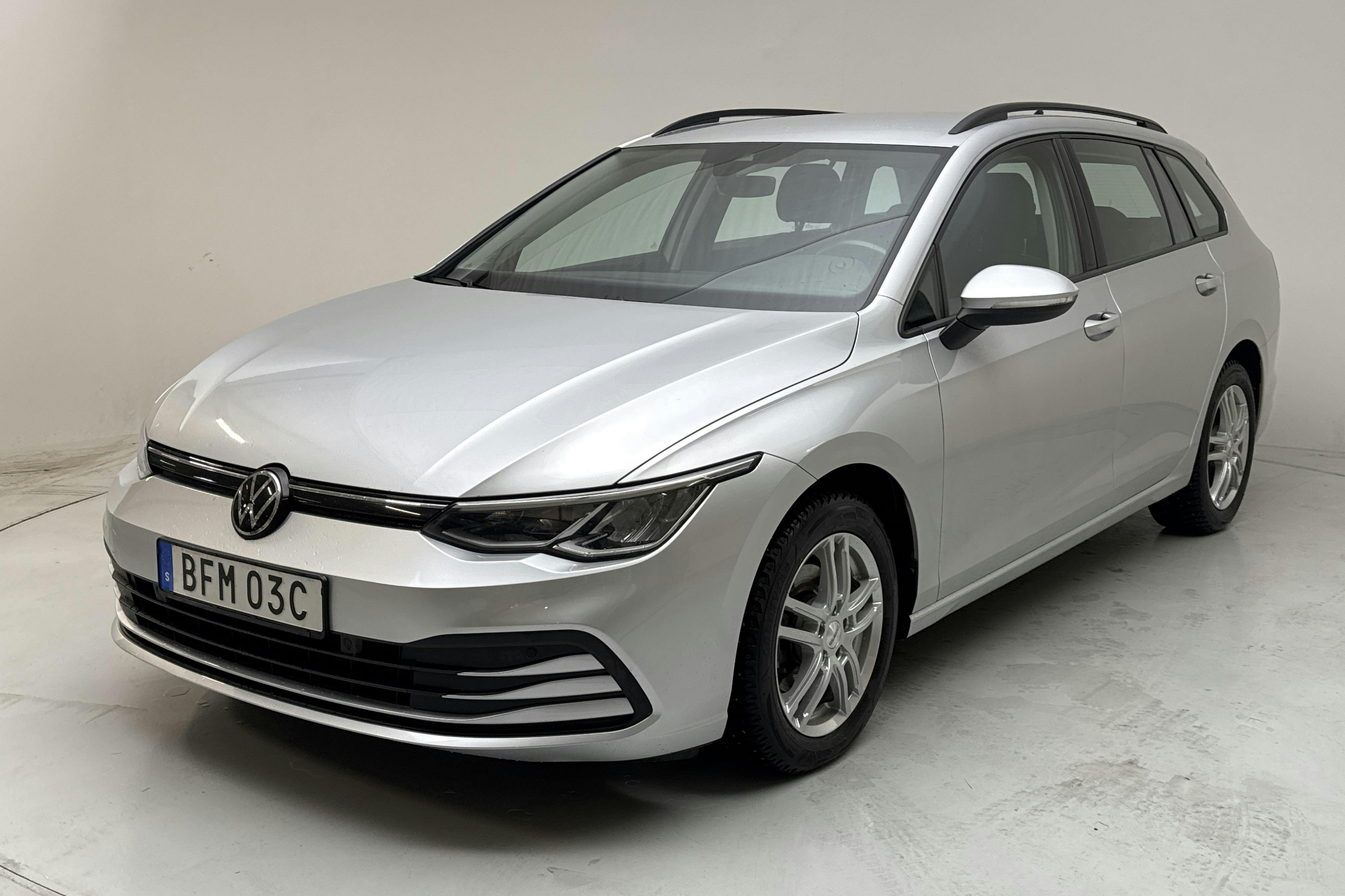 Esitlusfoto 1 aadressil 13: VW Golf VIII 1.5 eTSI Sportscombi (130hk) - 75 310 km - Automaatne - hõbe - 2021