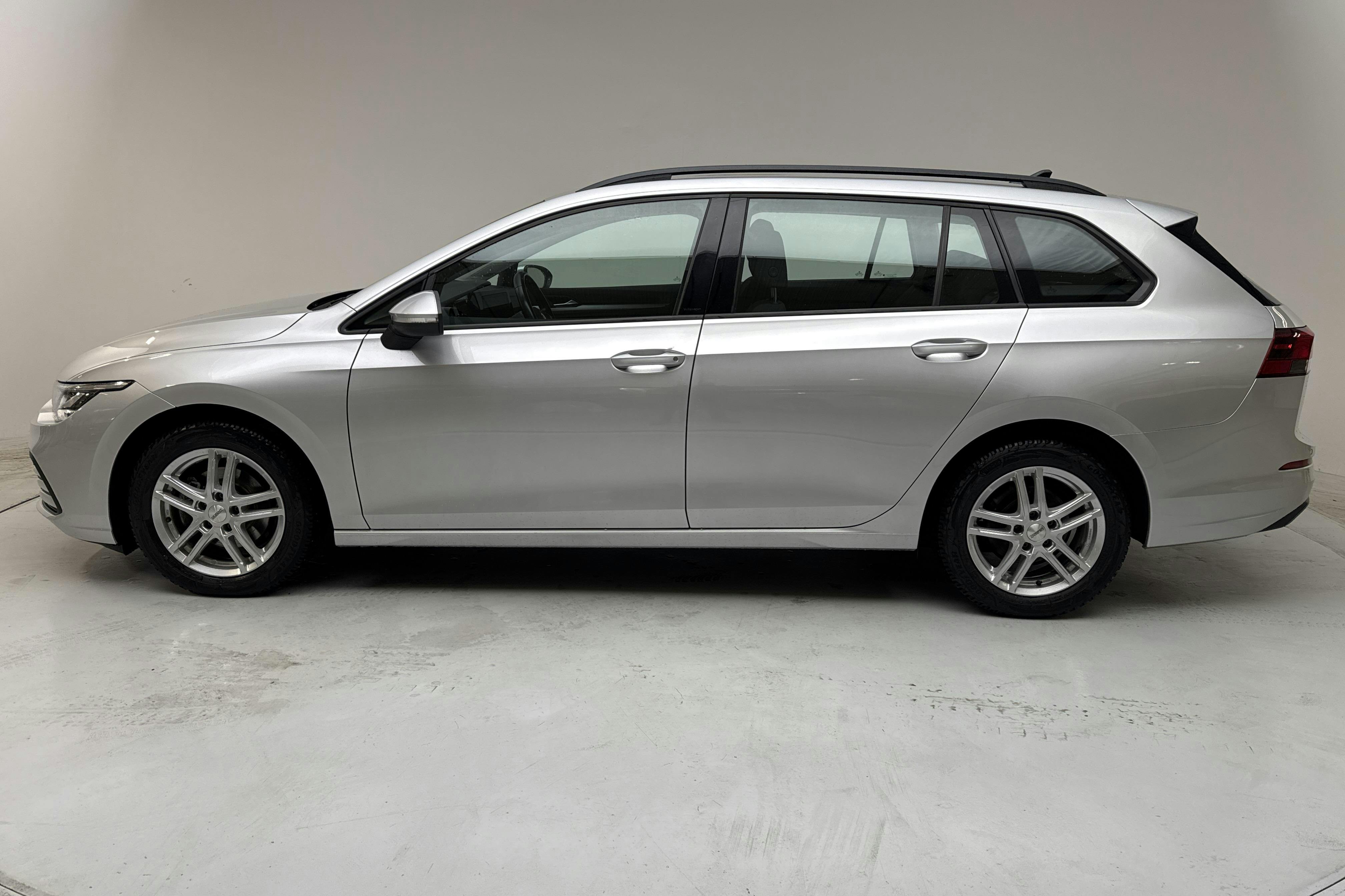 Esitlusfoto 2 aadressil 13: VW Golf VIII 1.5 eTSI Sportscombi (130hk) - 75 310 km - Automaatne - hõbe - 2021