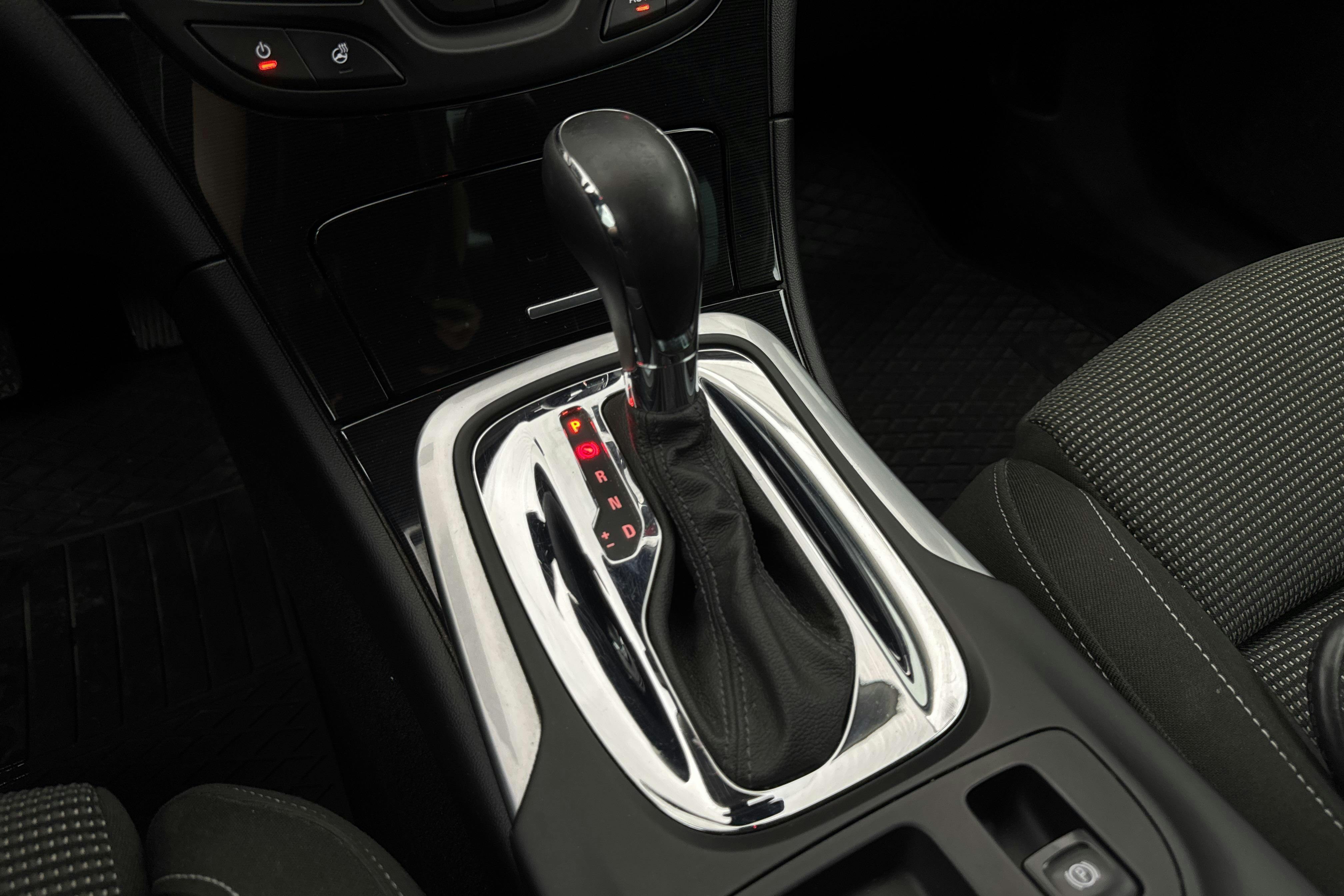 Presentation photo 17 of 17: Opel Insignia 2.0 CDTI ECOTEC 4x4 Sports Tourer (170hk) - 194 390 km - Automatic - white - 2016