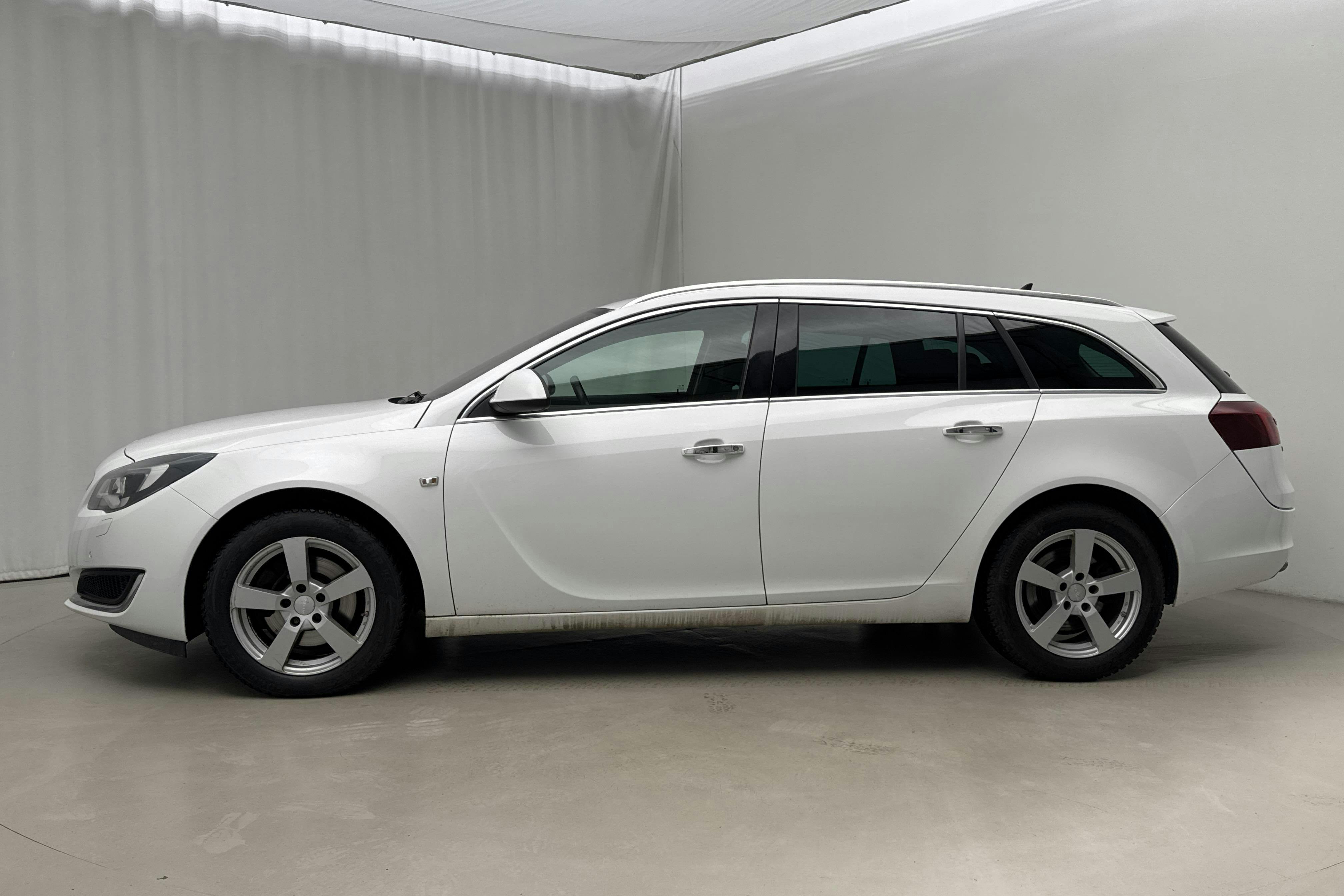 Presentation photo 2 of 17: Opel Insignia 2.0 CDTI ECOTEC 4x4 Sports Tourer (170hk) - 194 390 km - Automatic - white - 2016