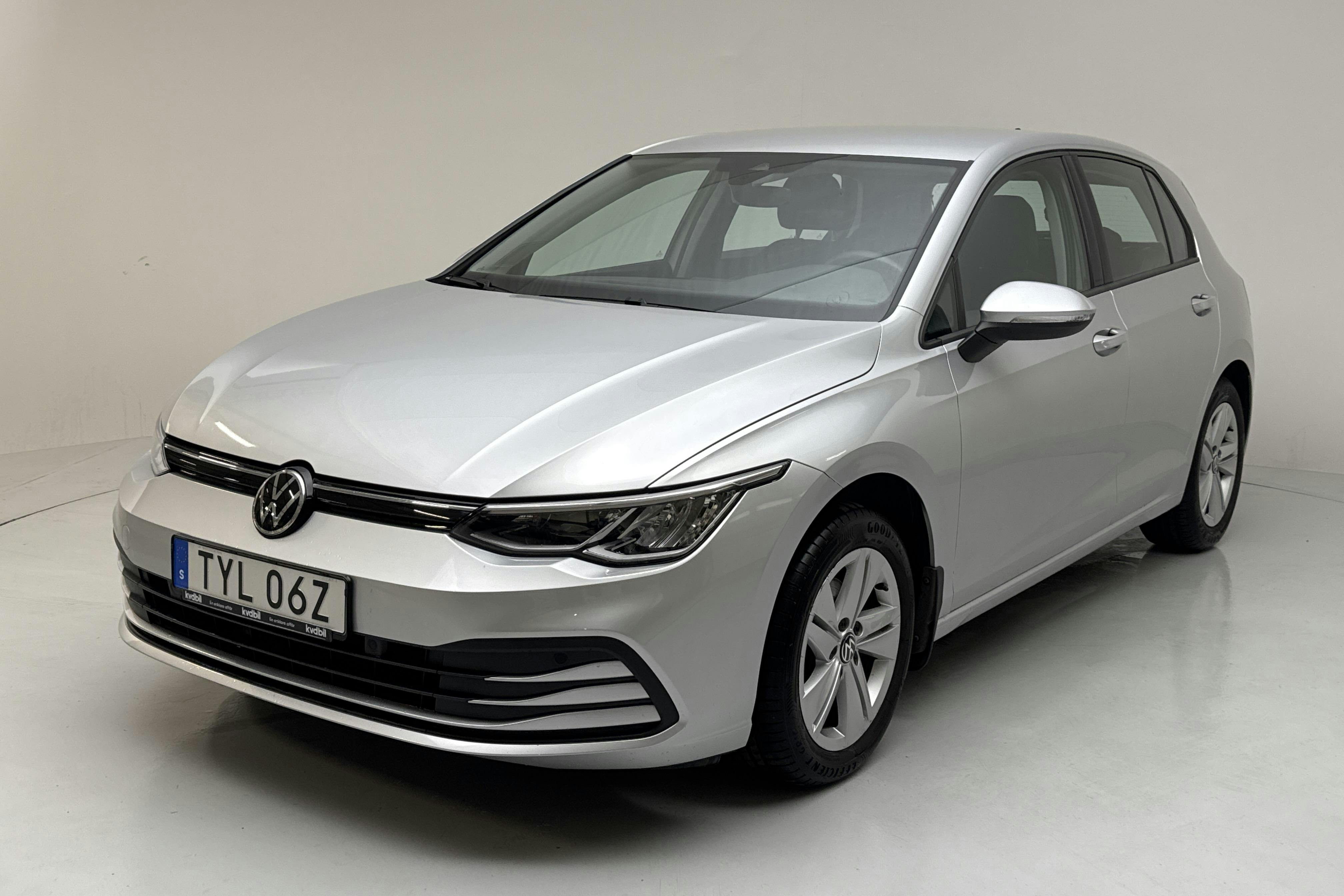 Presentation photo 1 of 14: VW Golf VIII 1.5 TSI 5dr (150hk) - 43 680 km - Manual - silver - 2020