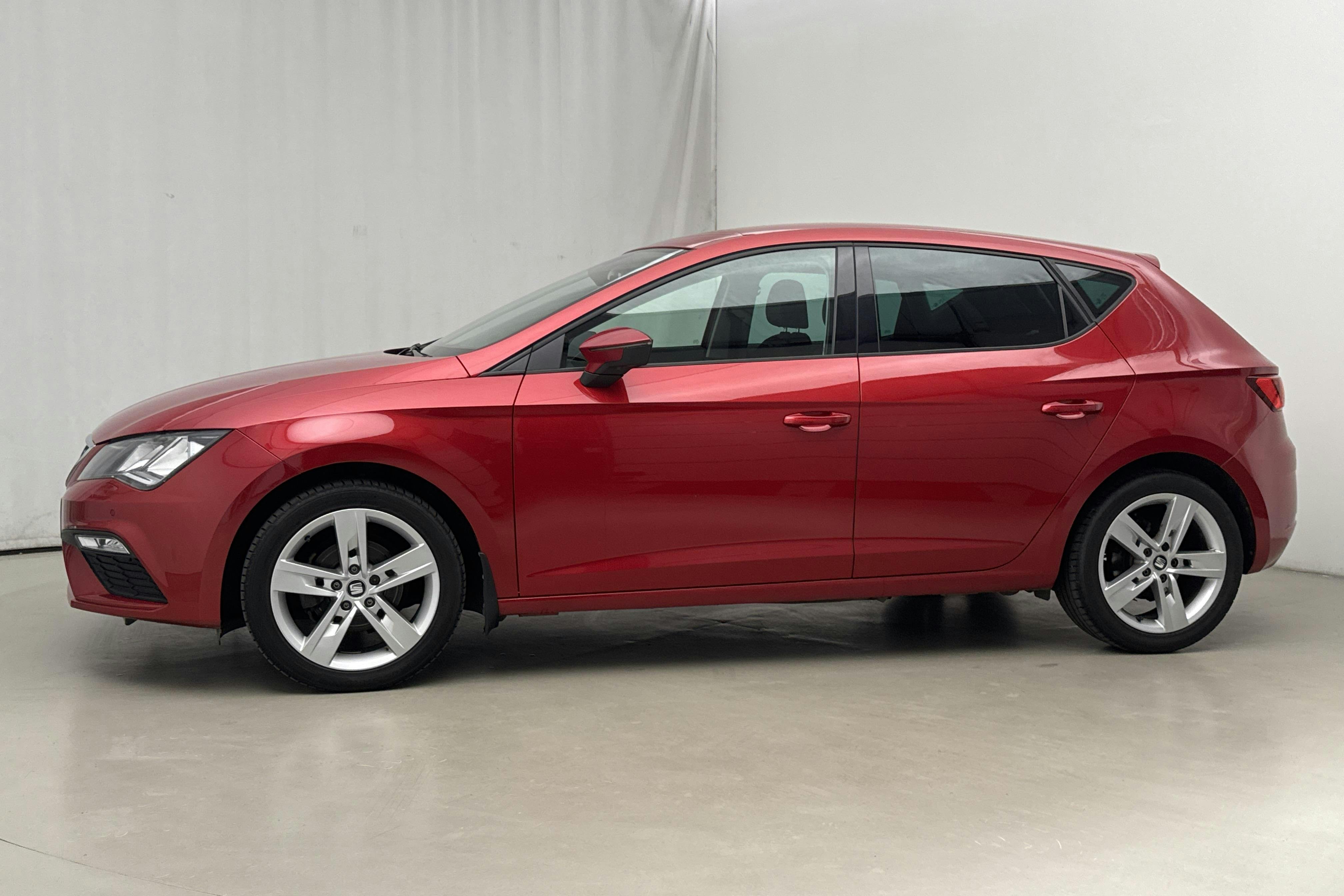 Presentation photo 2 of 16: Seat Leon 1.0 TSI ST (115hk) - 54 980 km - Manual - red - 2020