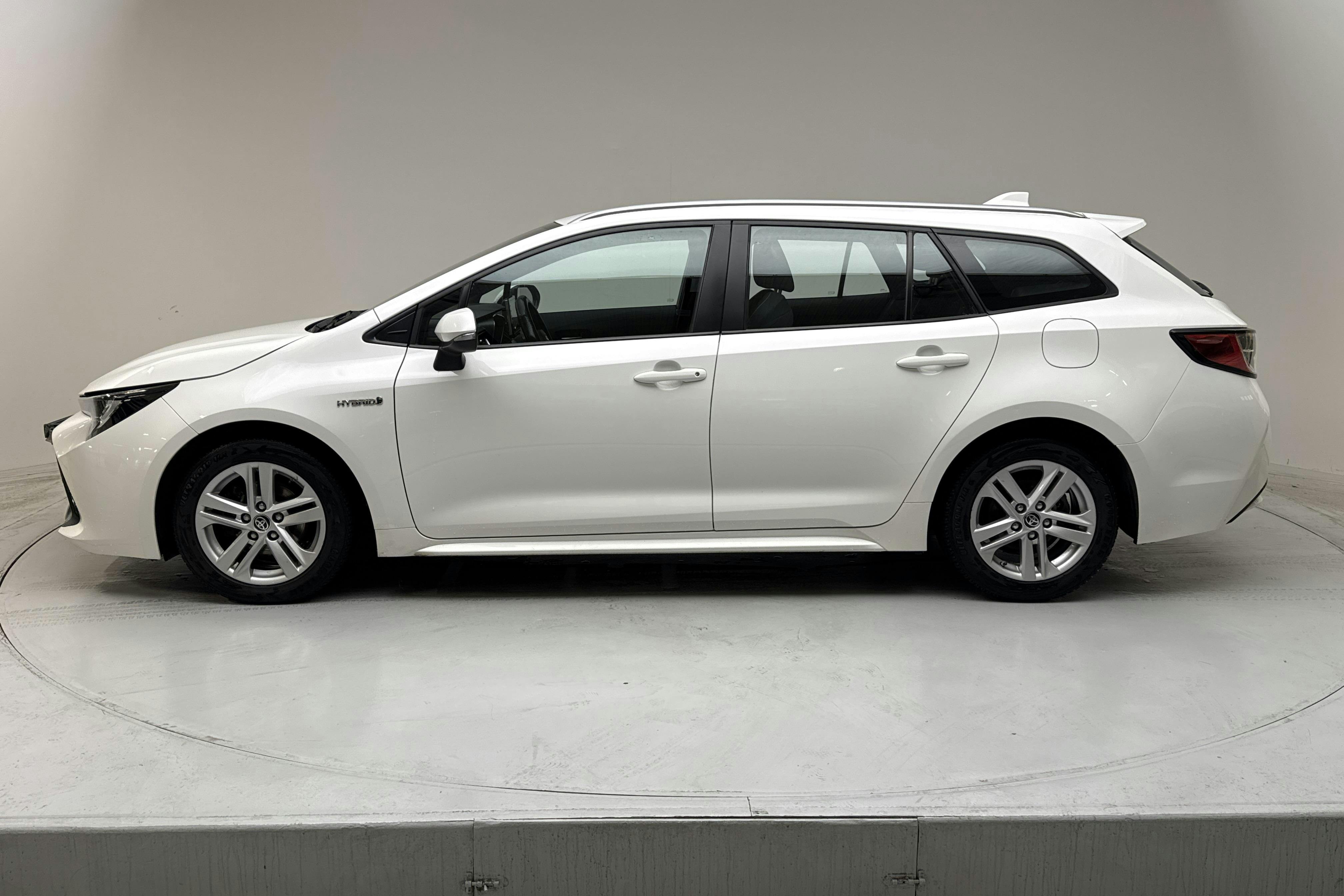 Presentationsfoto 2 av 12: Toyota Corolla 1.8 Hybrid Touring Sports (122hk) - 20 888 mil - Automat - vit - 2021
