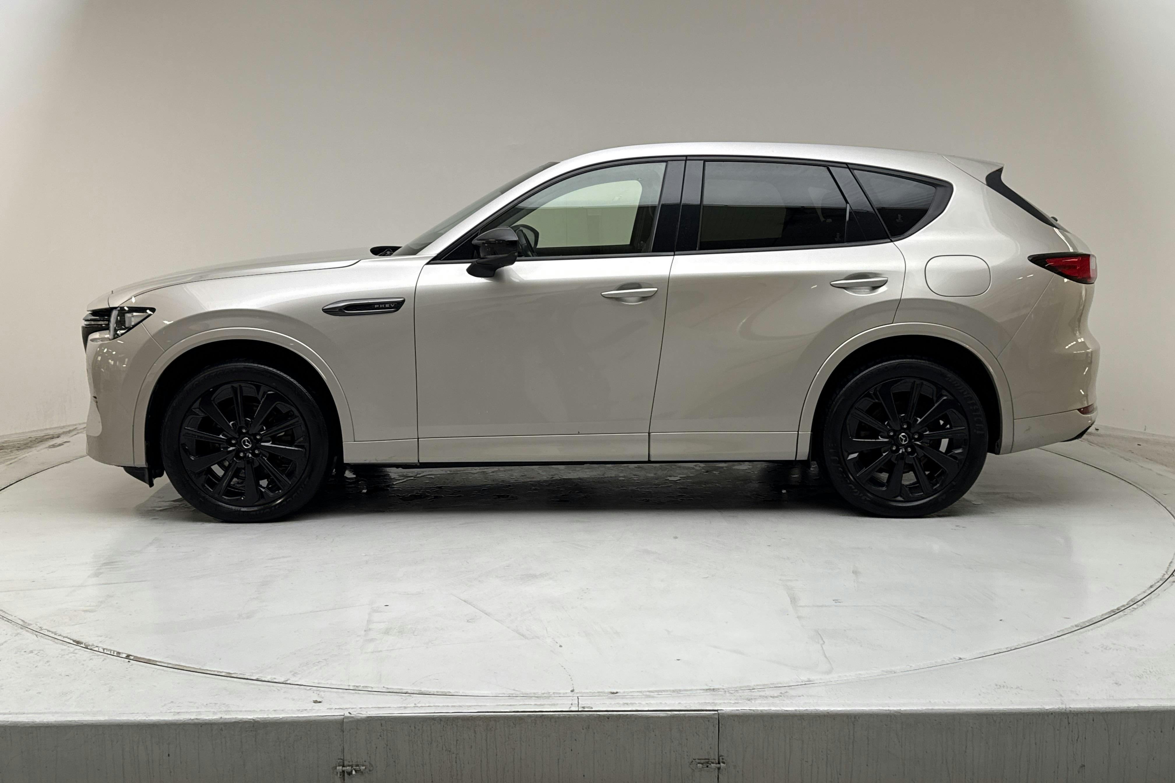 Presentationsfoto 2 av 18: Mazda CX-60 e-Skyactiv PHEV AWD (327hk) - 11 173 mil - Automat - brun - 2023