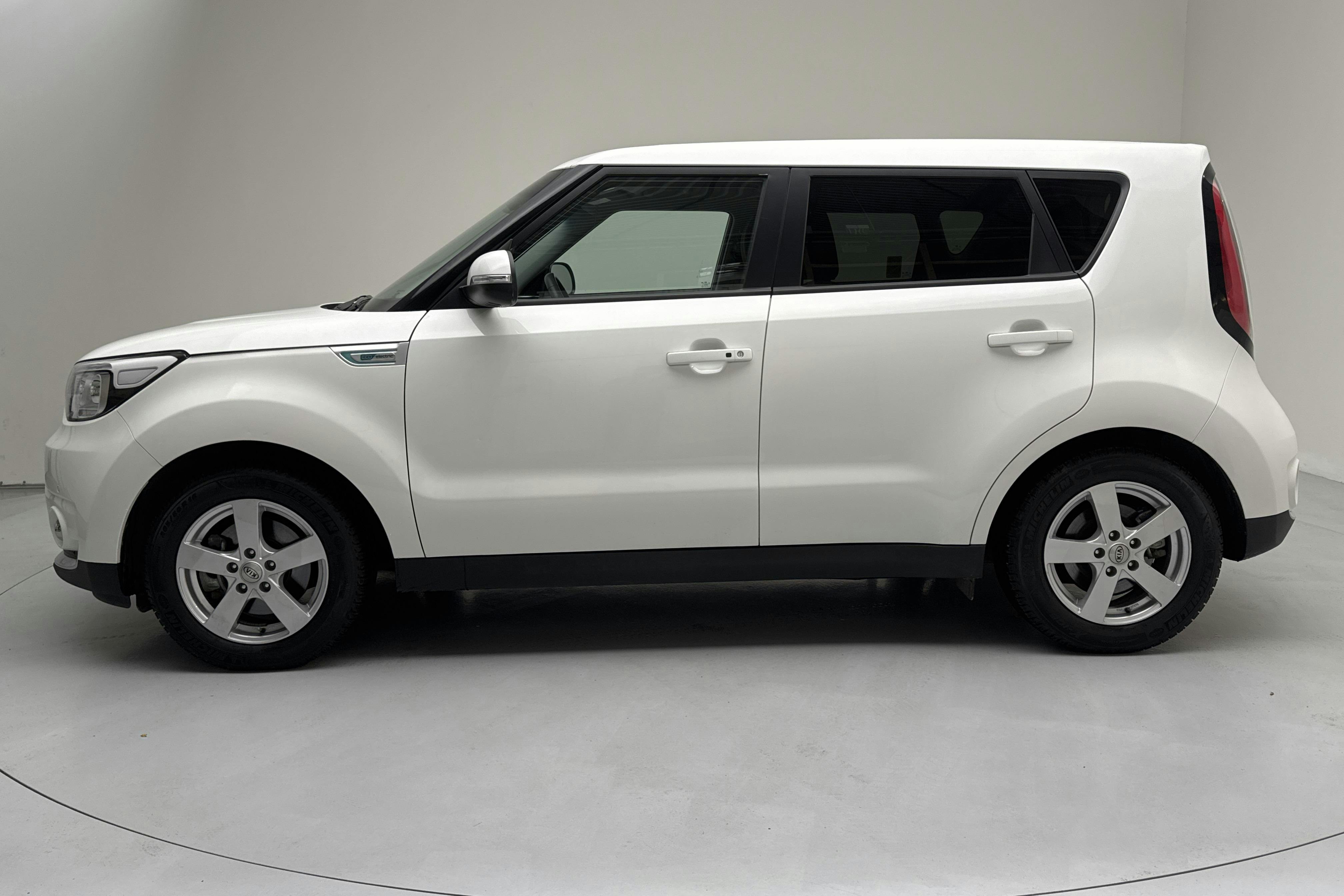 Presentationsfoto 2 av 17: KIA Soul EV (110hk) - 1 935 mil - Automat - vit - 2016