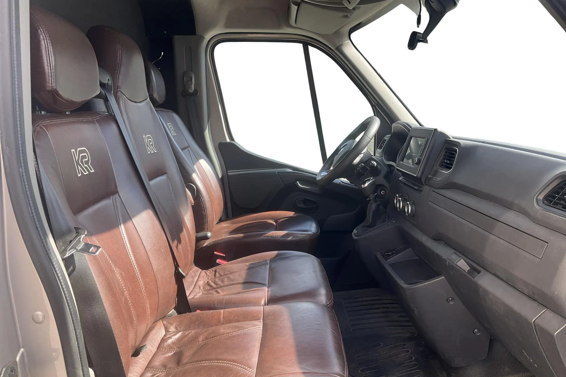 Presentationsfoto 12 av 12: Renault Master 2.3 dCi KRISMAR HORSE TRUCKS Hästtransport - 9 601 mil - Manuell - grå - 2020