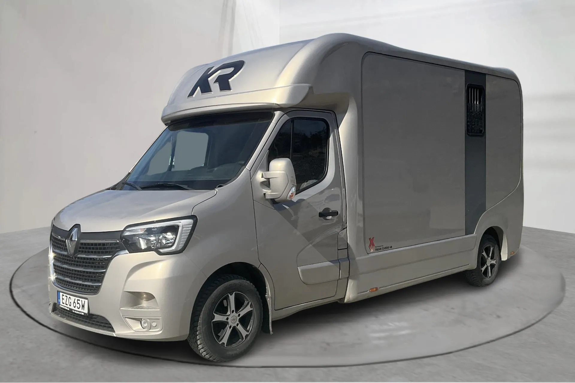 Presentationsfoto 1 av 12: Renault Master 2.3 dCi KRISMAR HORSE TRUCKS Hästtransport - 9 601 mil - Manuell - grå - 2020